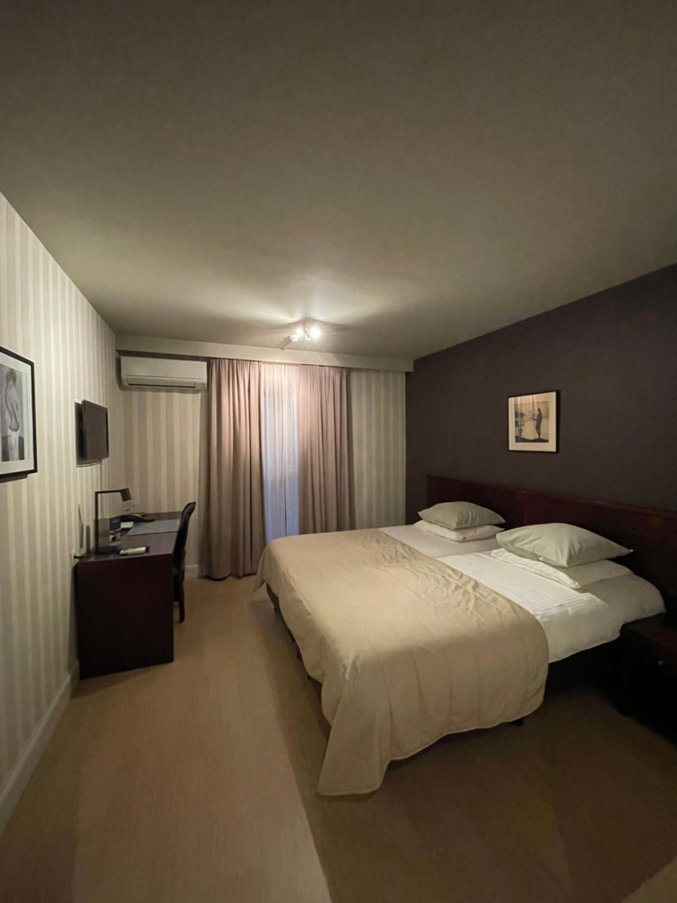 Standard Twin Room - Photo 4