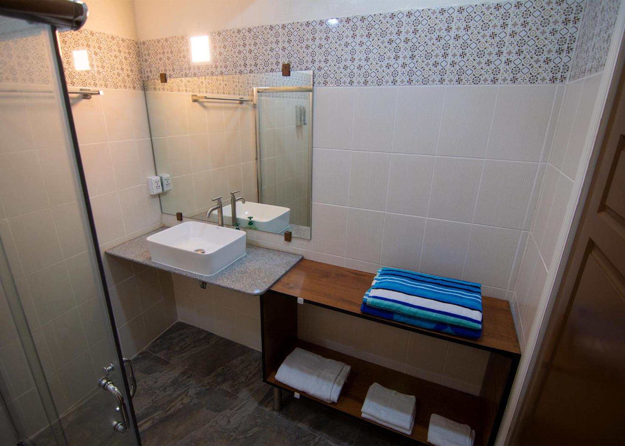 Standard Twin Room with Sea View - Photo 3