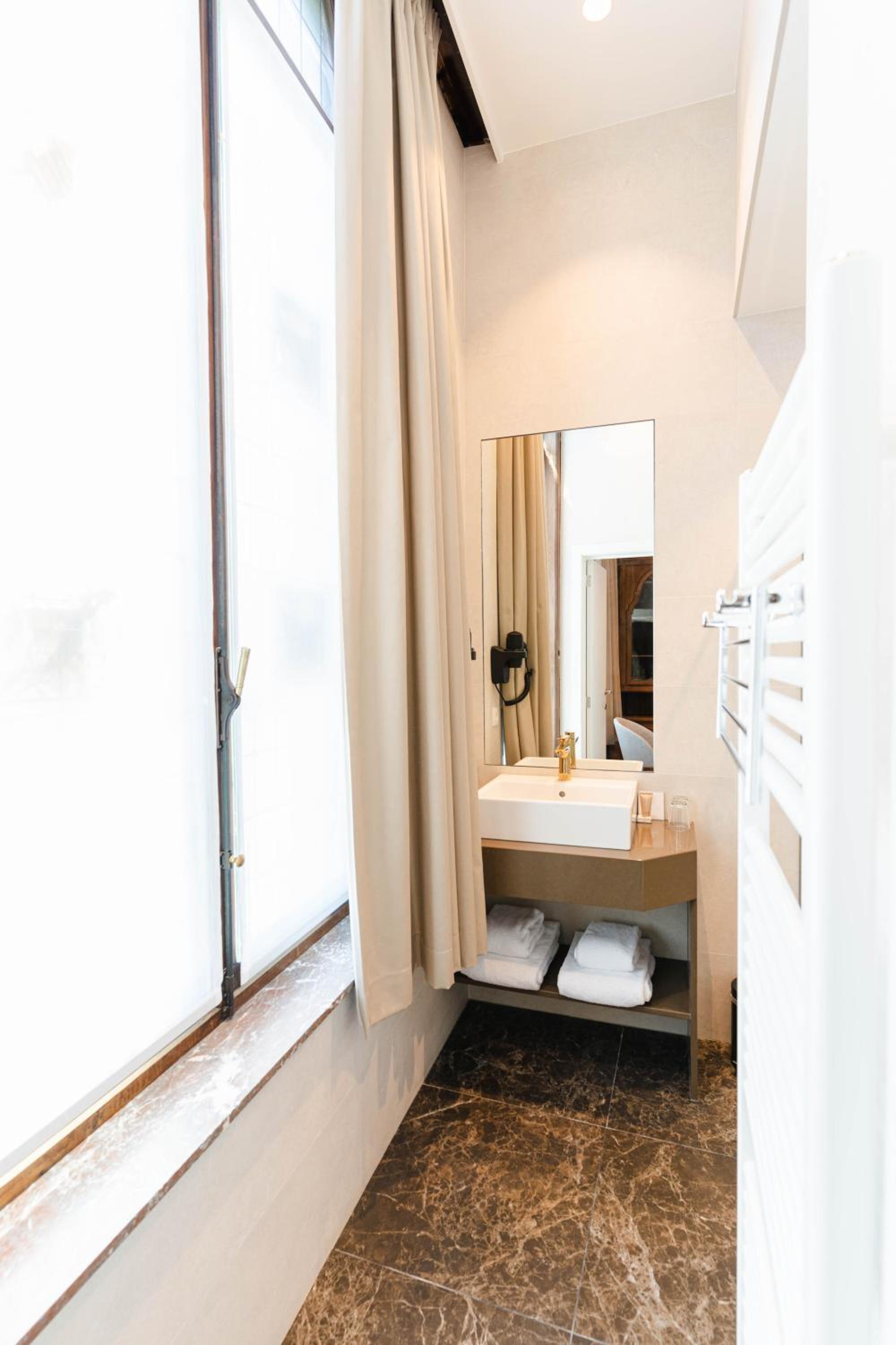 Deluxe Double Room with Spa Access - Photo 9