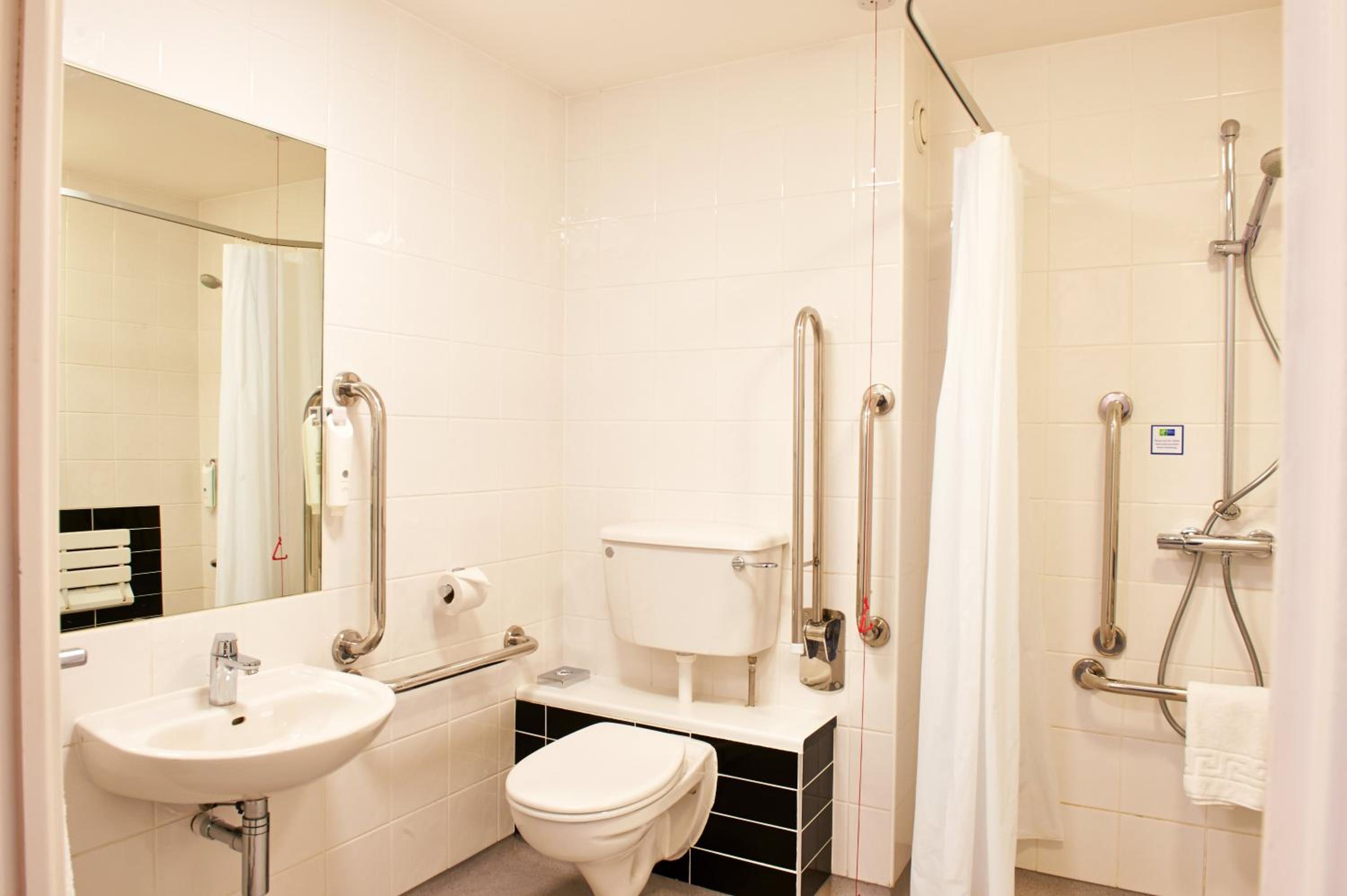 Double Room with Free Hot Breakfast - Accessible photo 3