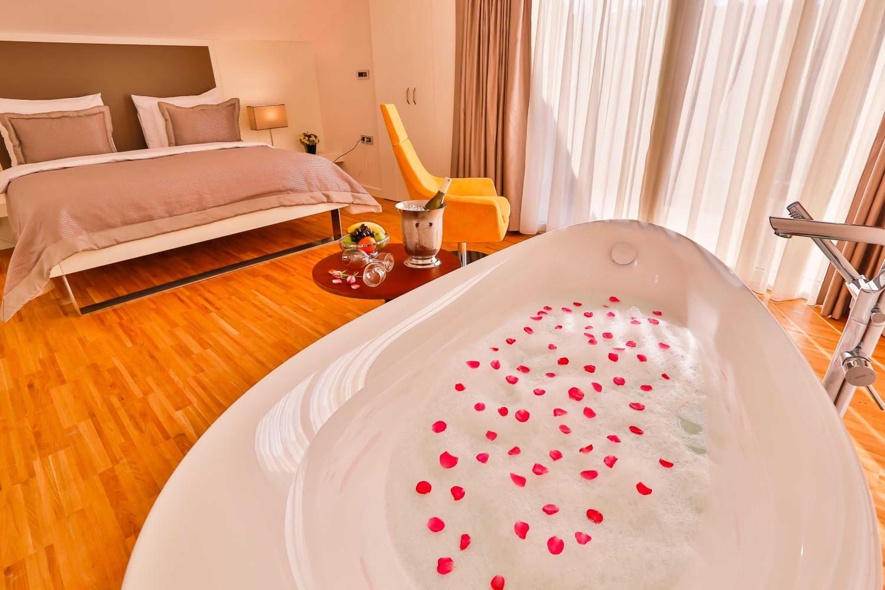 Executive Room with Balcony thumbnail 5