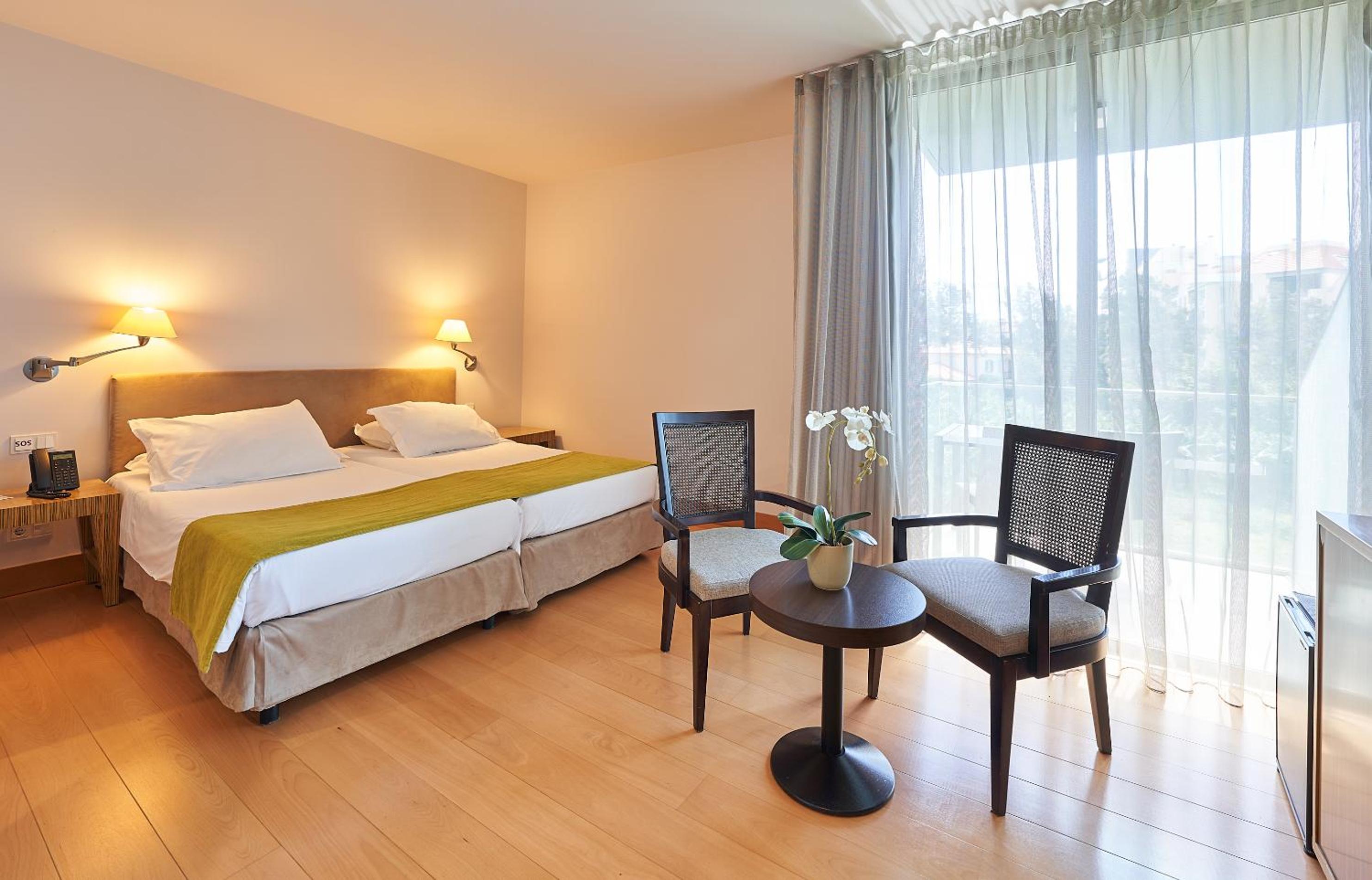 Twin Room with Side Sea View - Photo 1