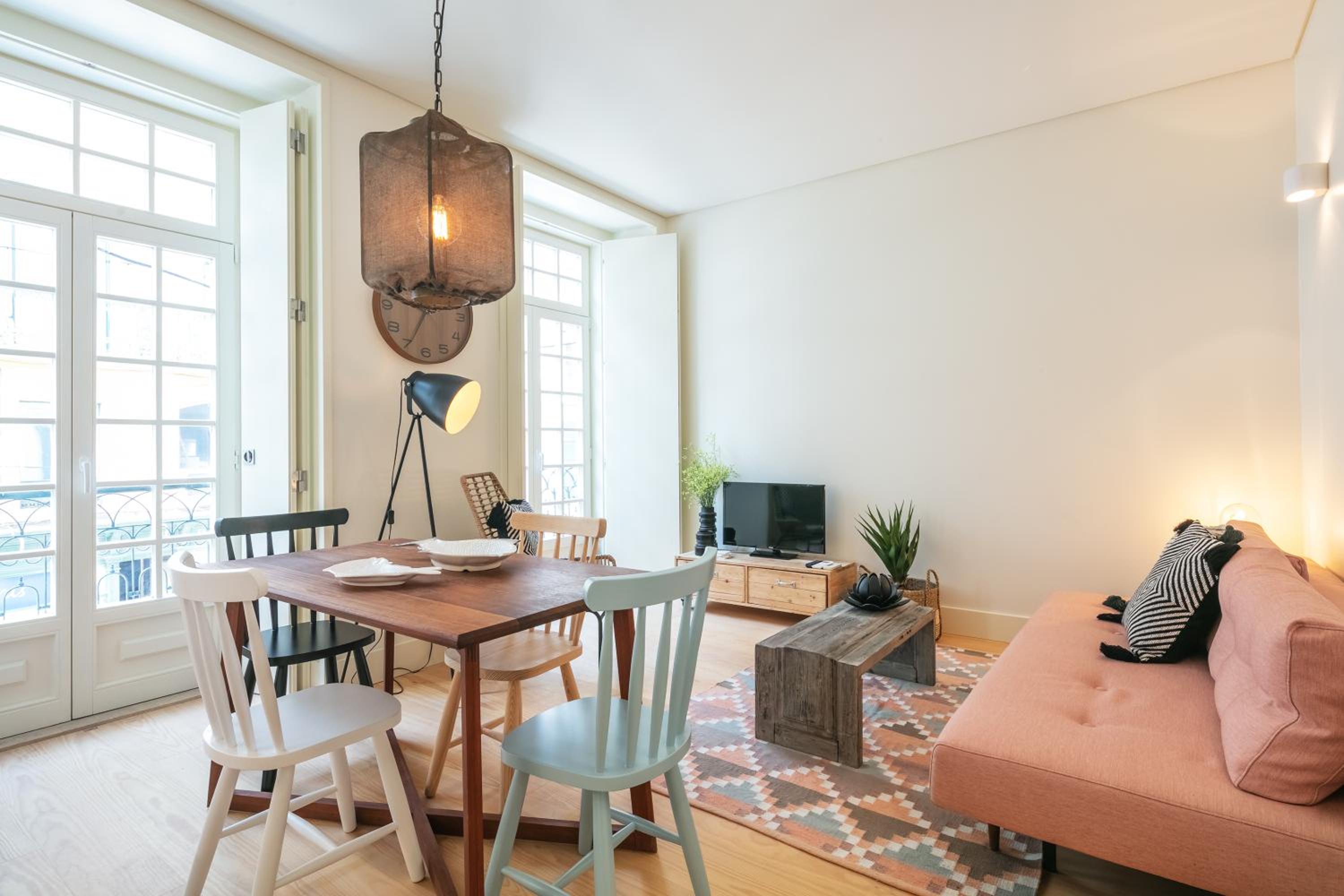 Superior One-Bedroom Apartment - Photo 2