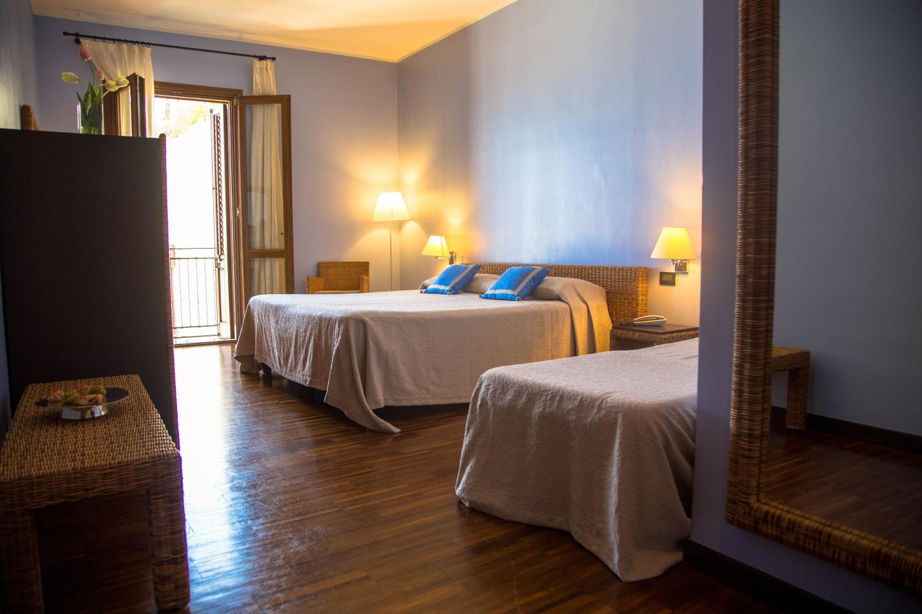 Economy Triple Room photo 3