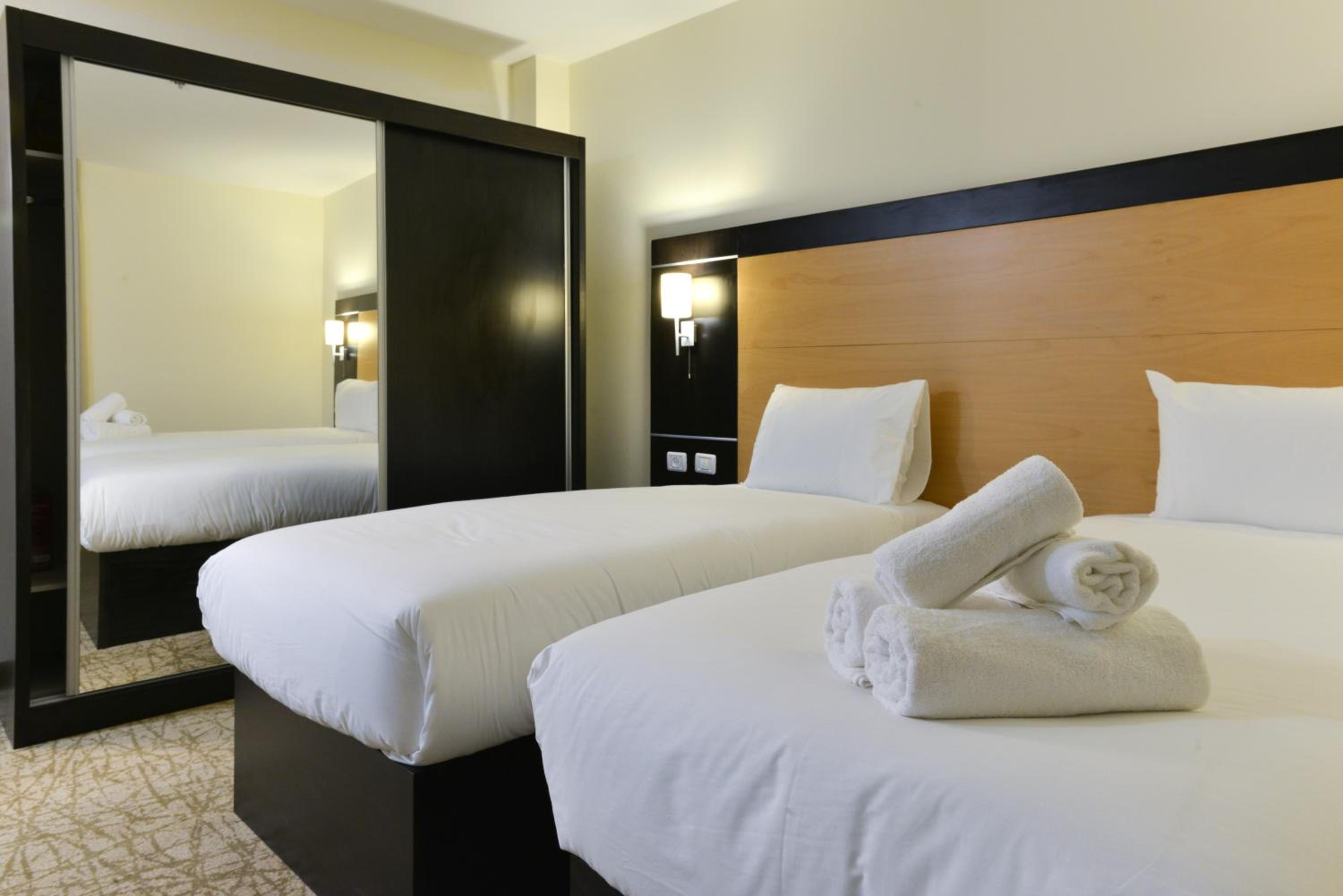 Standard Twin Room - Photo 16