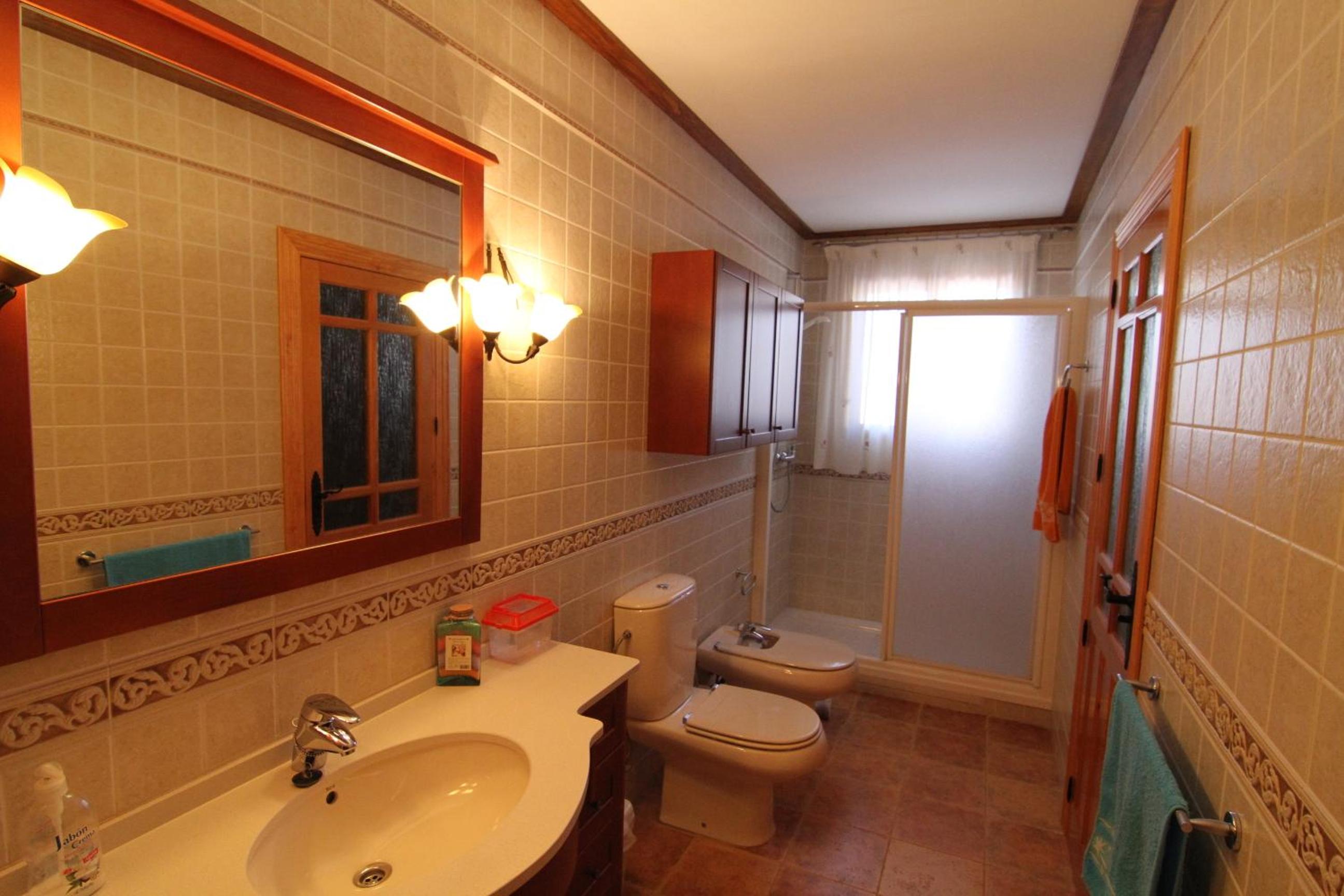 Five-Bedroom House photo 2
