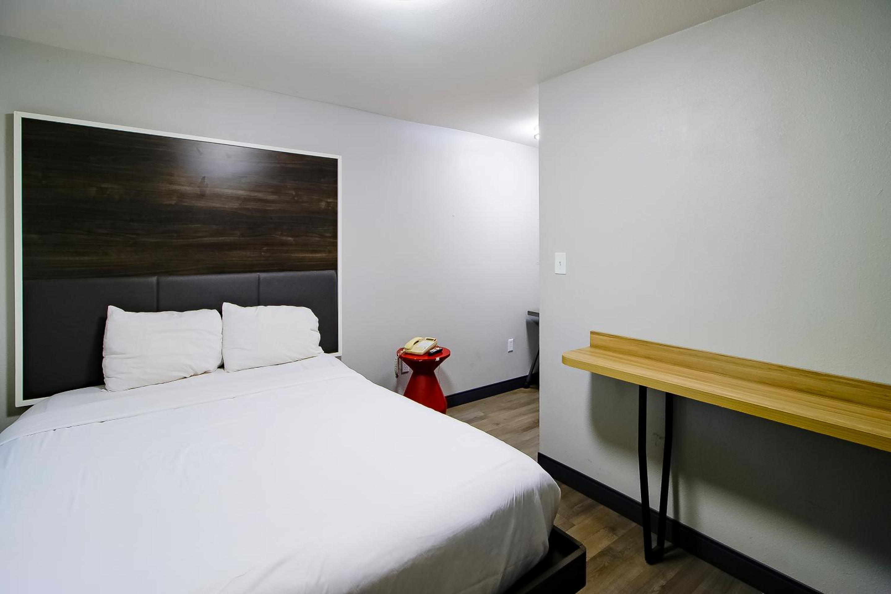 Premium Queen Bed - Photo 1