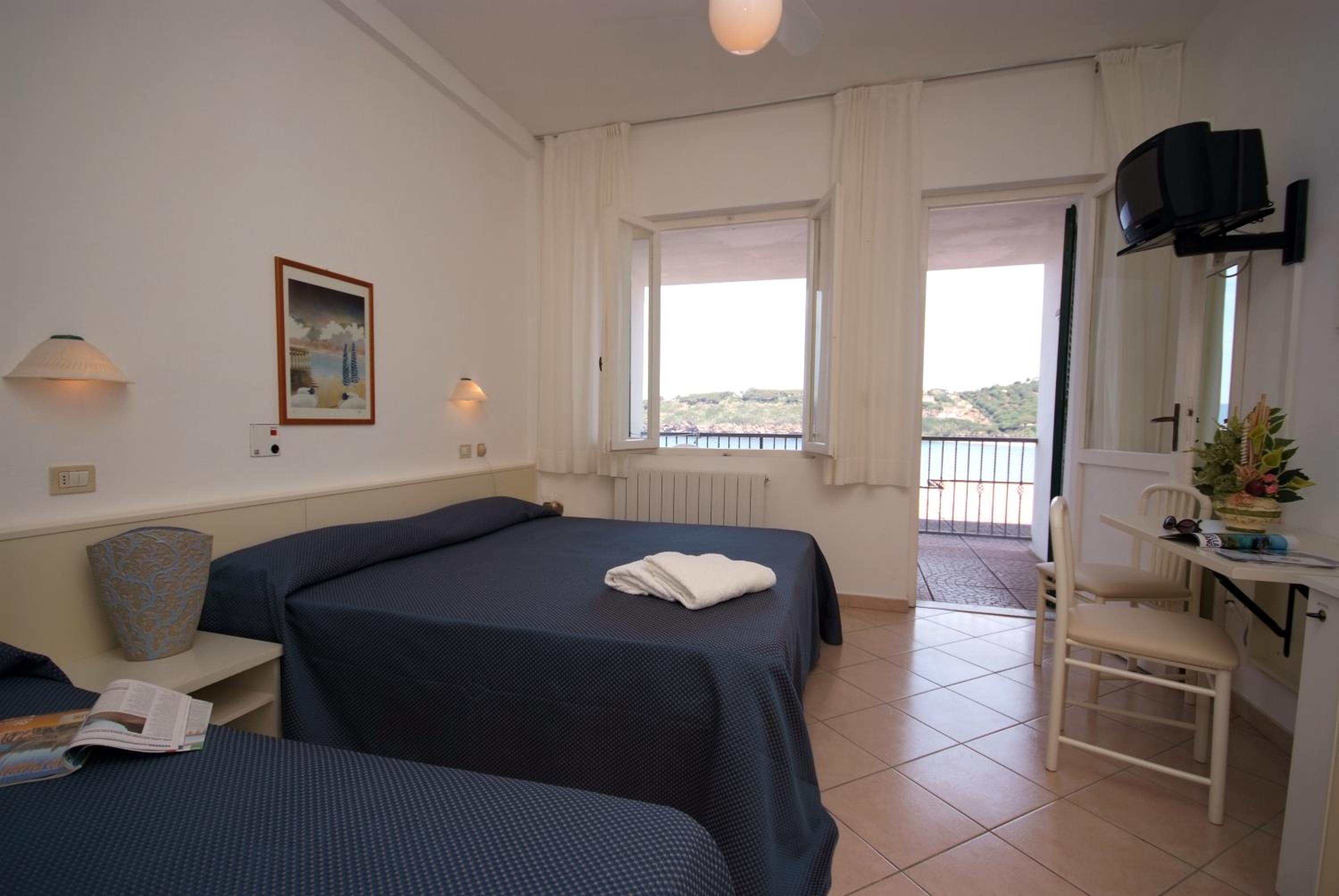 Triple Room with Sea View - Photo 2