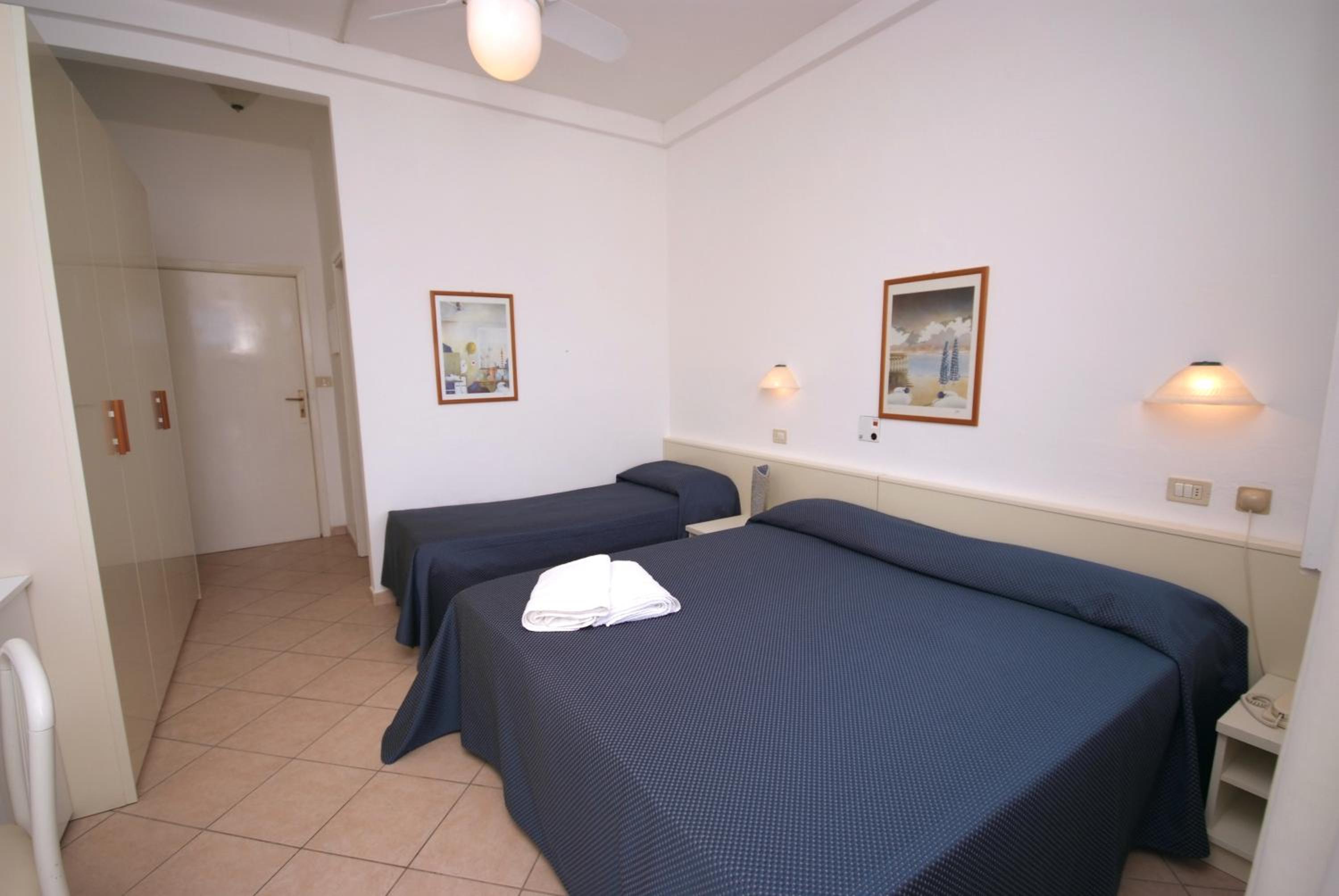 Triple Room with Sea View - Photo 8