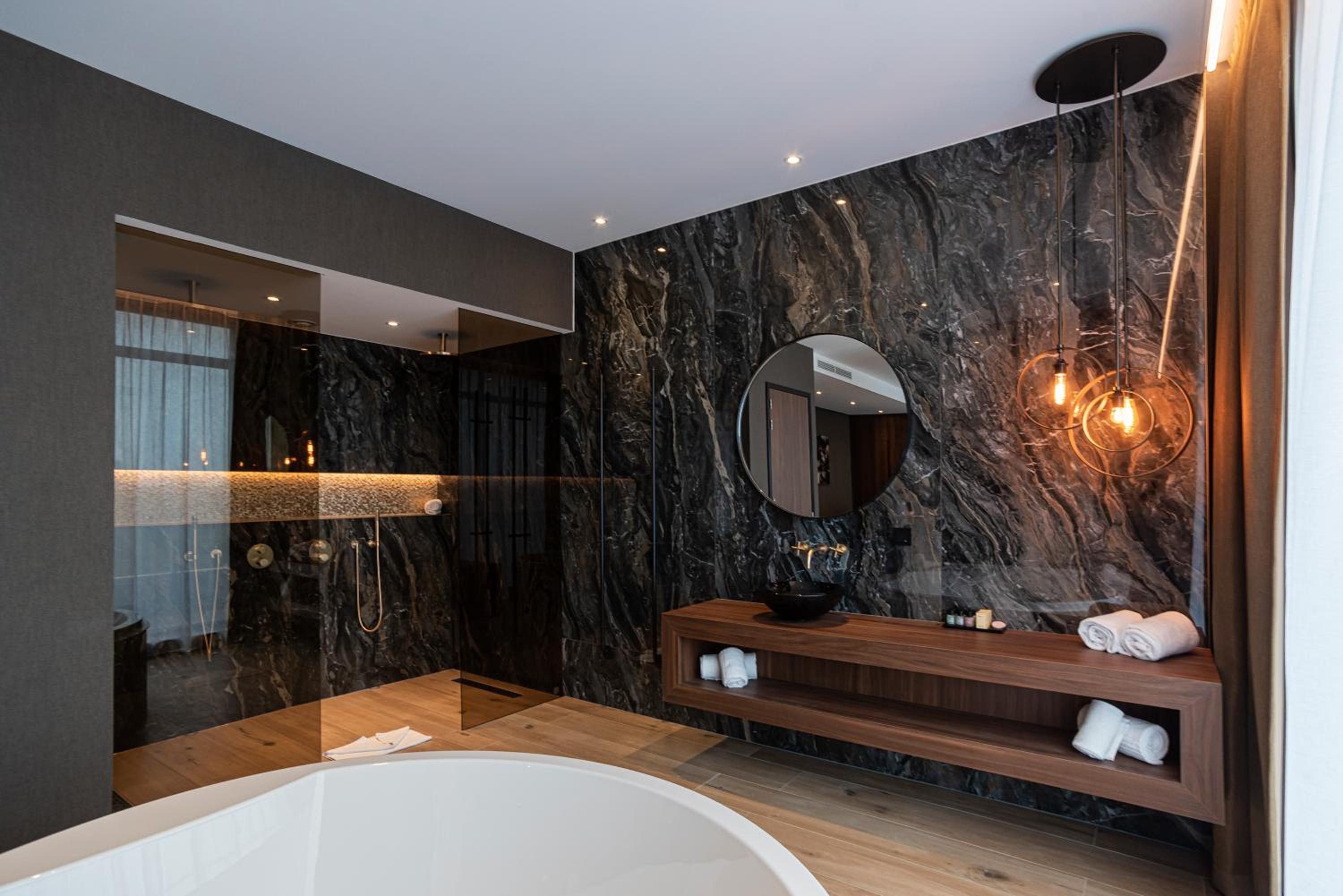 Suite with Spa Bath - Photo 3