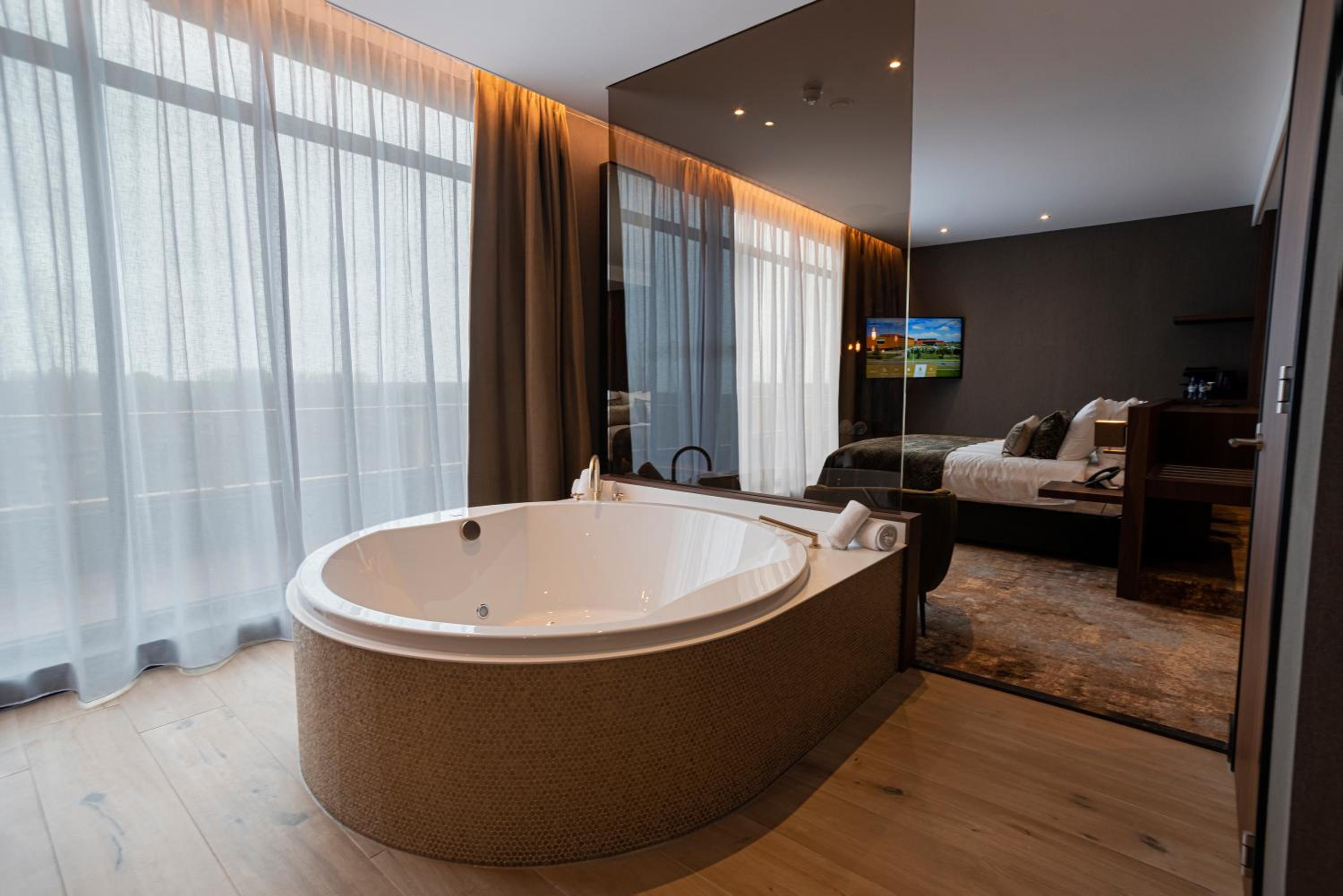 Suite with Spa Bath - Photo 4