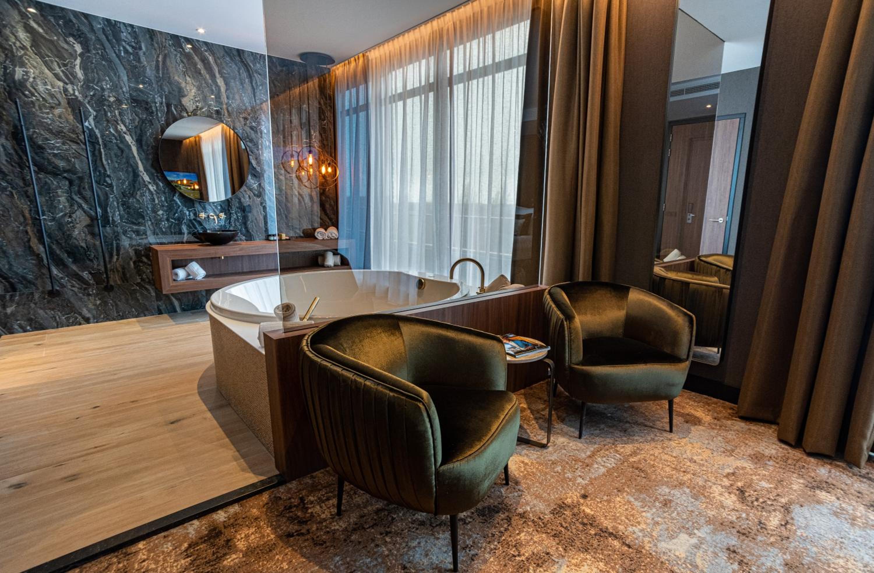 Suite with Spa Bath - Photo 6