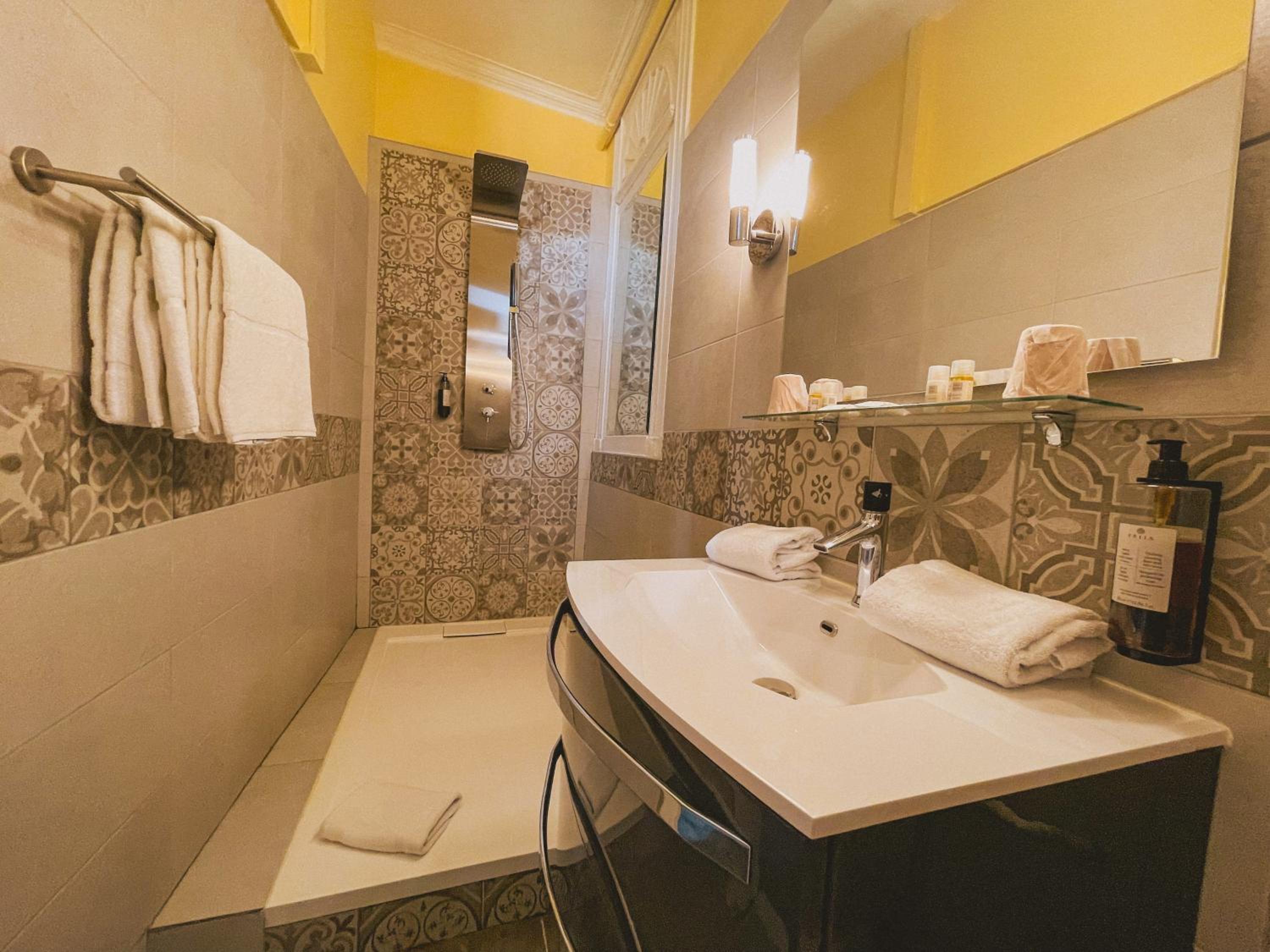 Standard Double Room - Photo 13