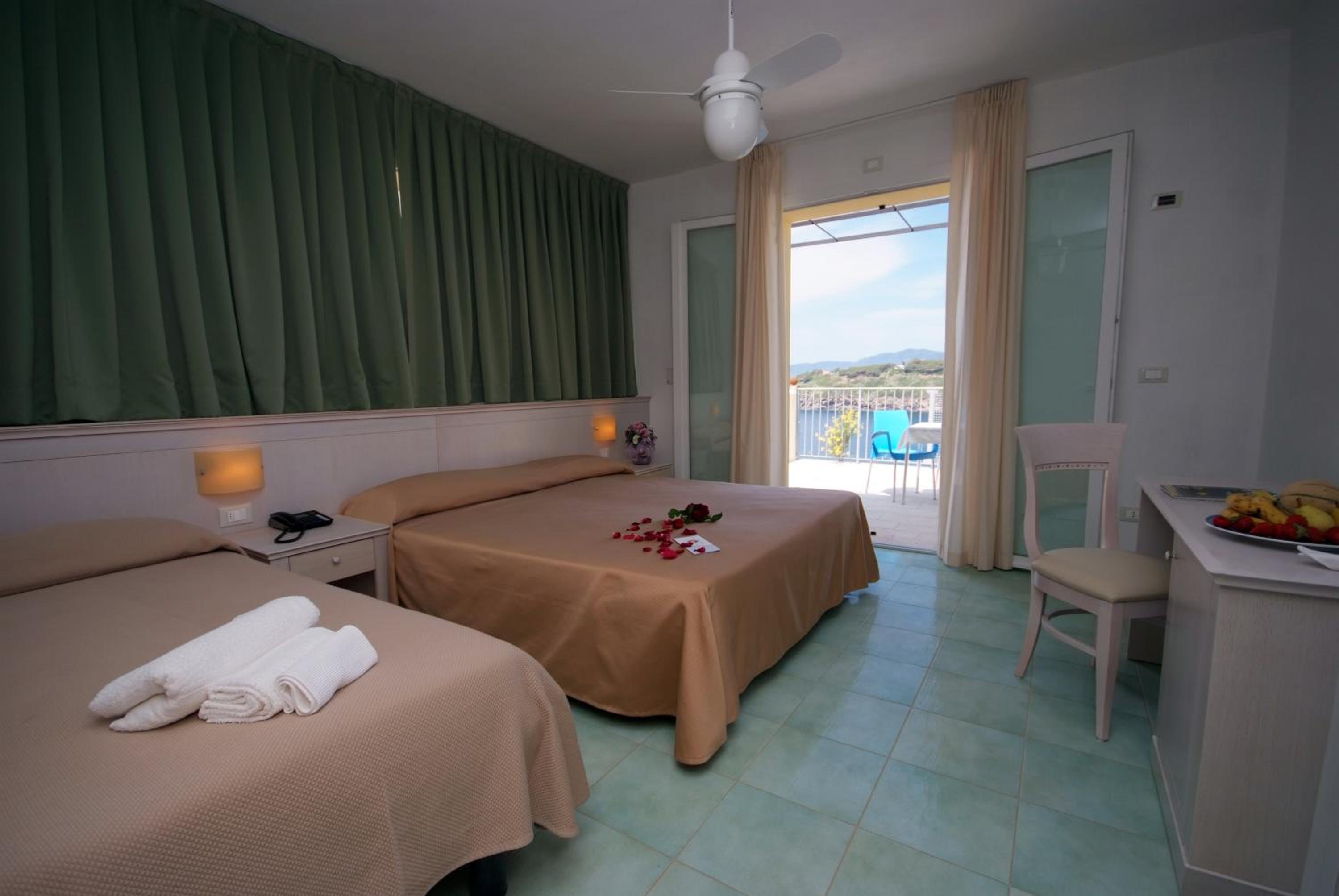Triple Room with Sea View - Photo 6