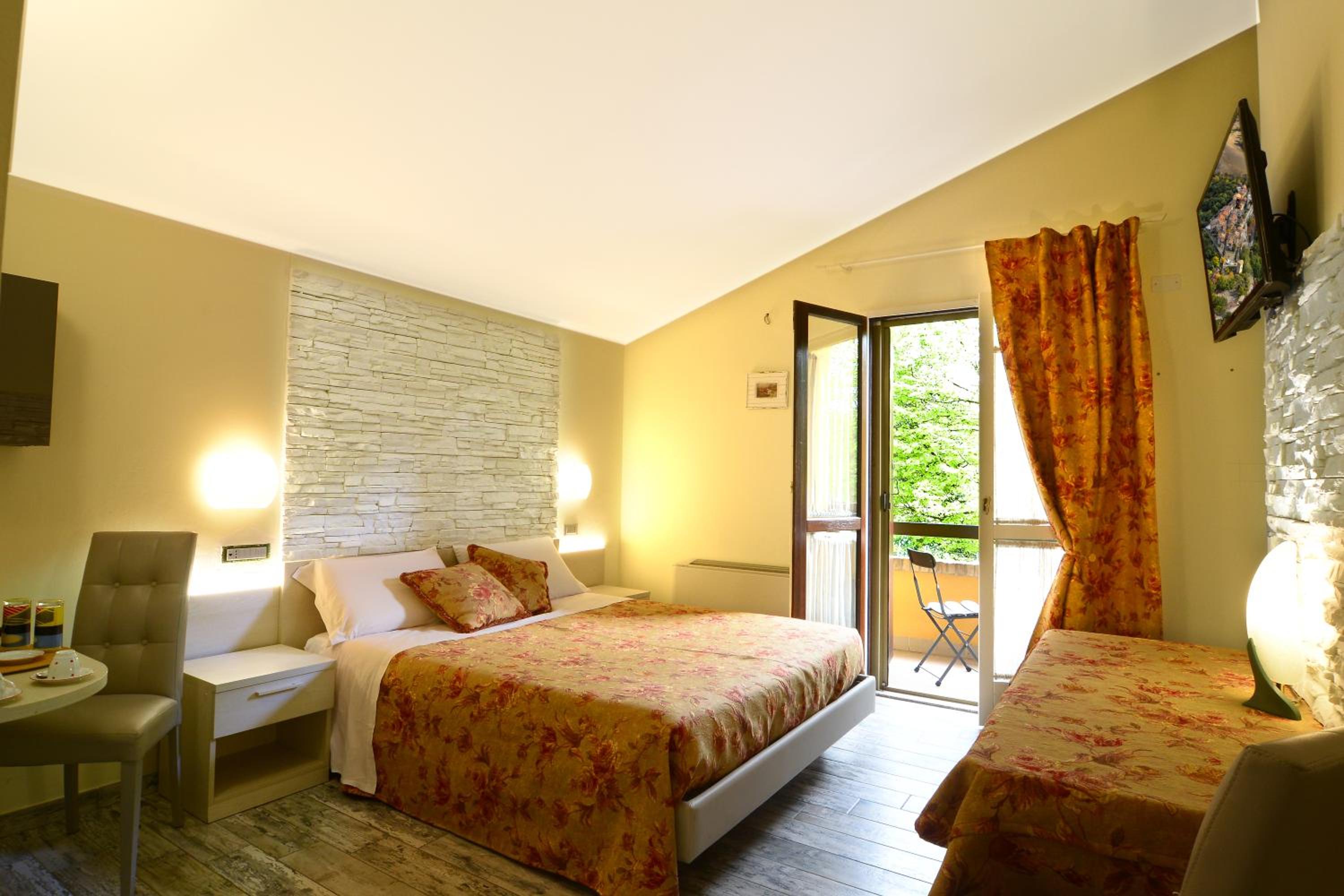 Deluxe Double Room with Balcony photo 3