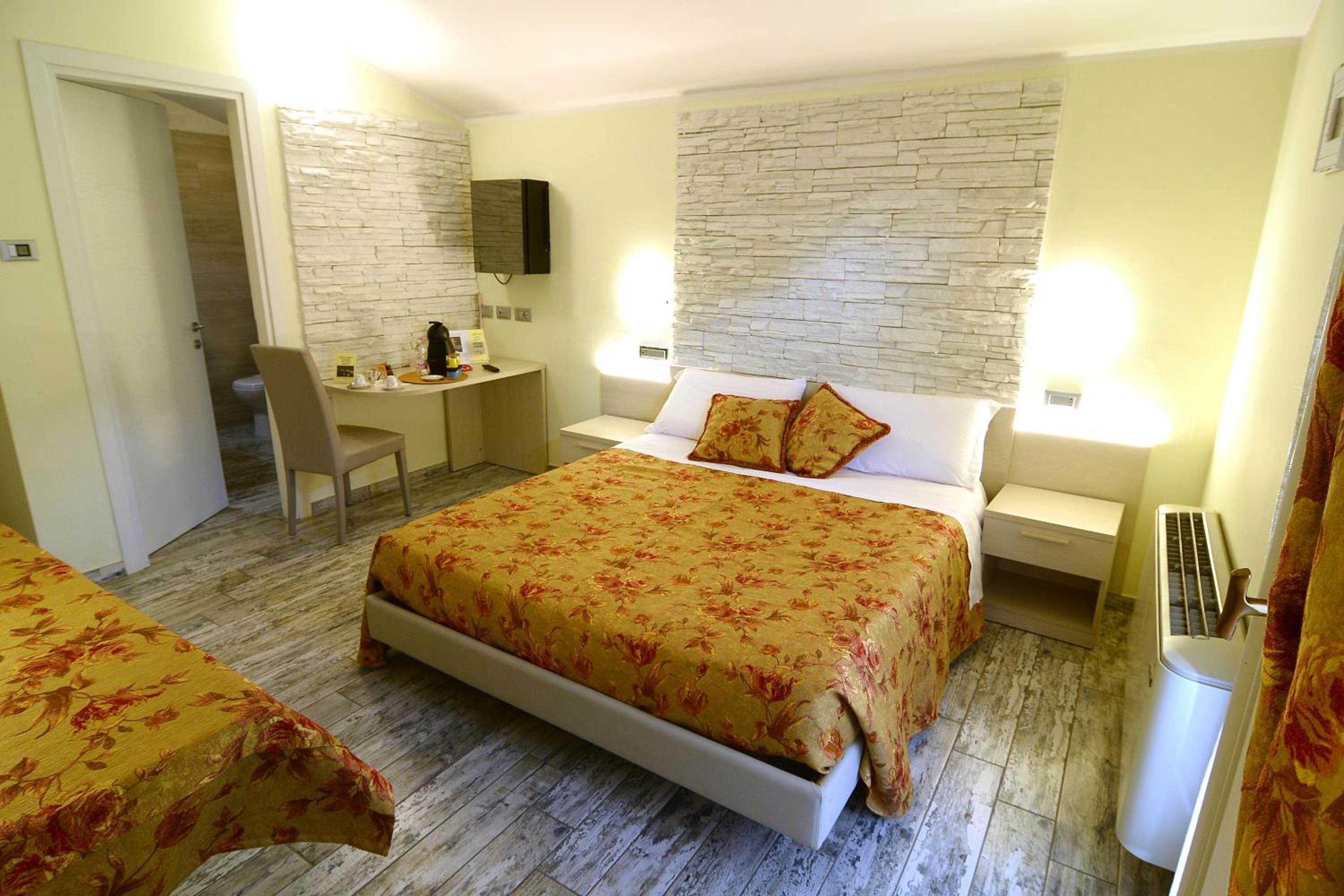 Deluxe Double Room with Balcony photo 1
