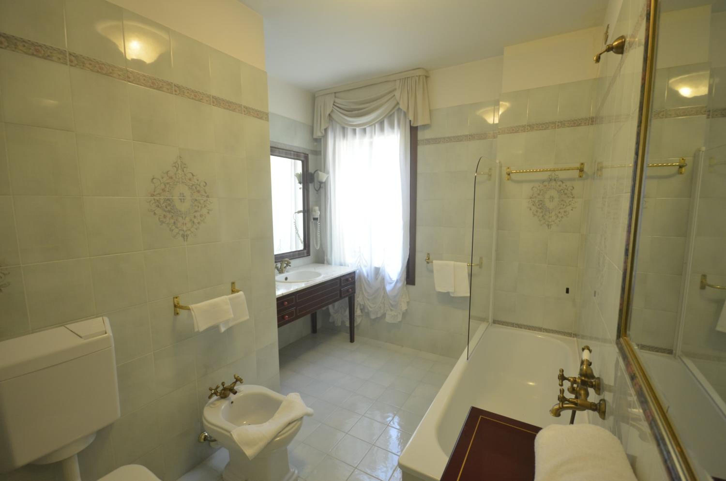 Suite - Photo 17