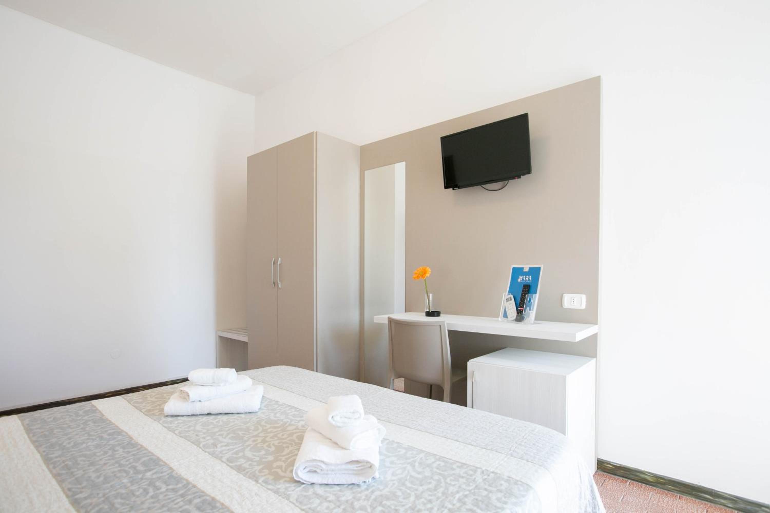 Deluxe Double Room with Balcony - Photo 14