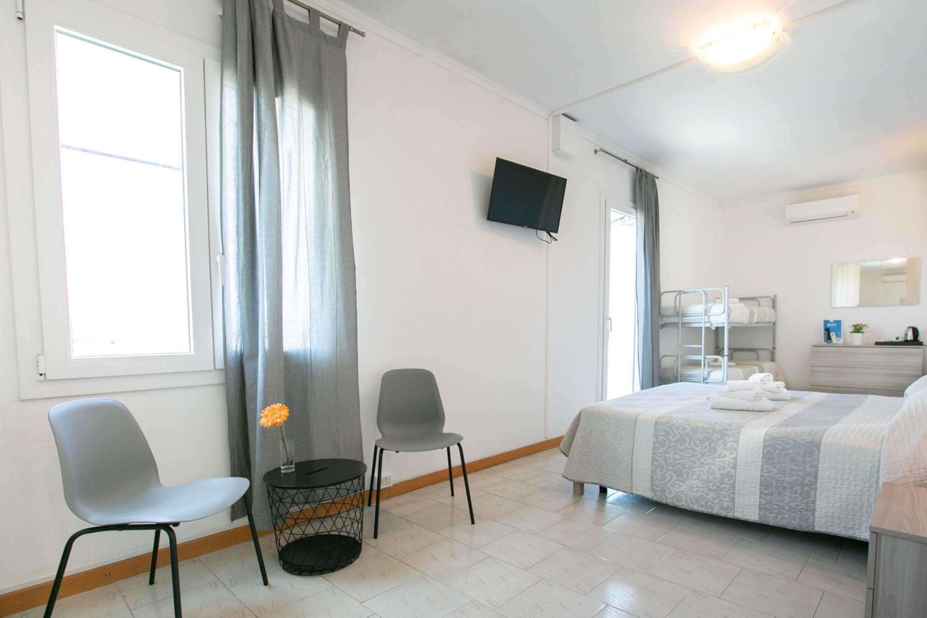 Superior Quadruple Room - Photo 9
