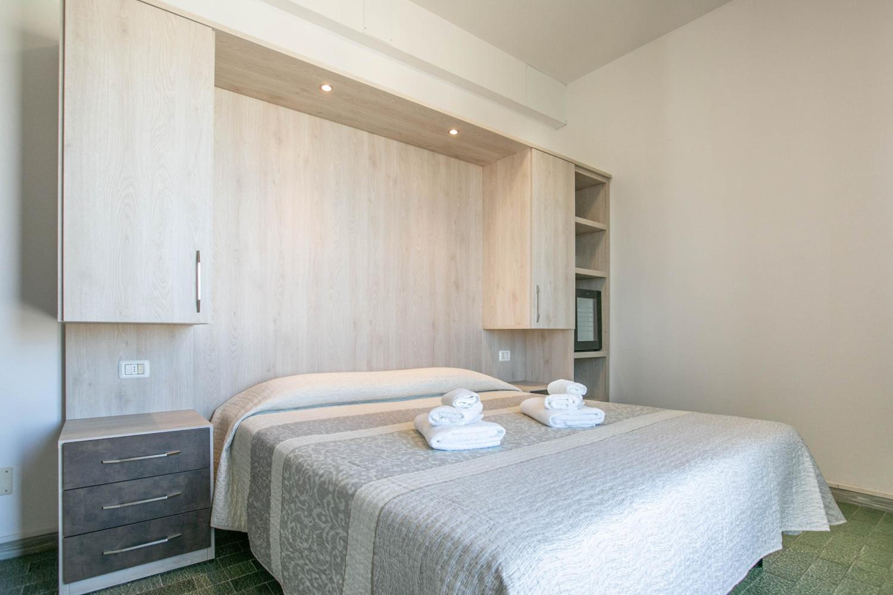 Deluxe Double Room with Balcony - Photo 15