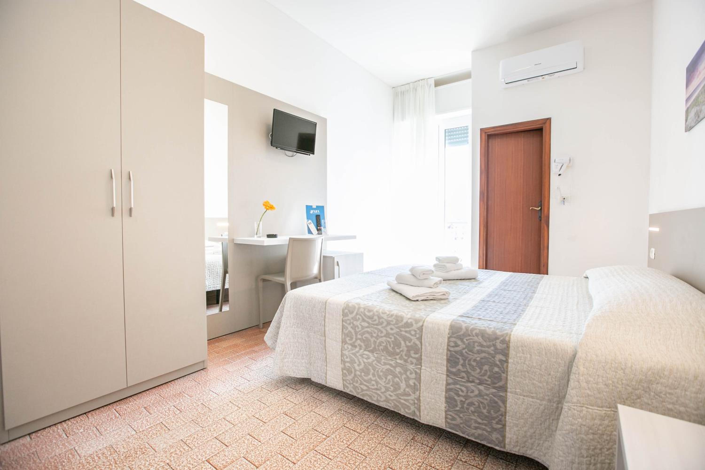Deluxe Double Room with Balcony - Photo 13