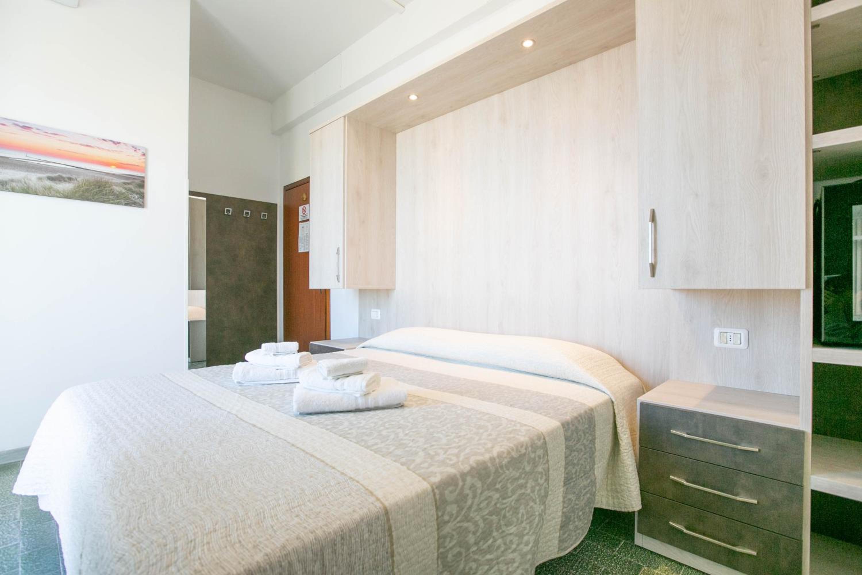 Deluxe Double Room with Balcony - Photo 16
