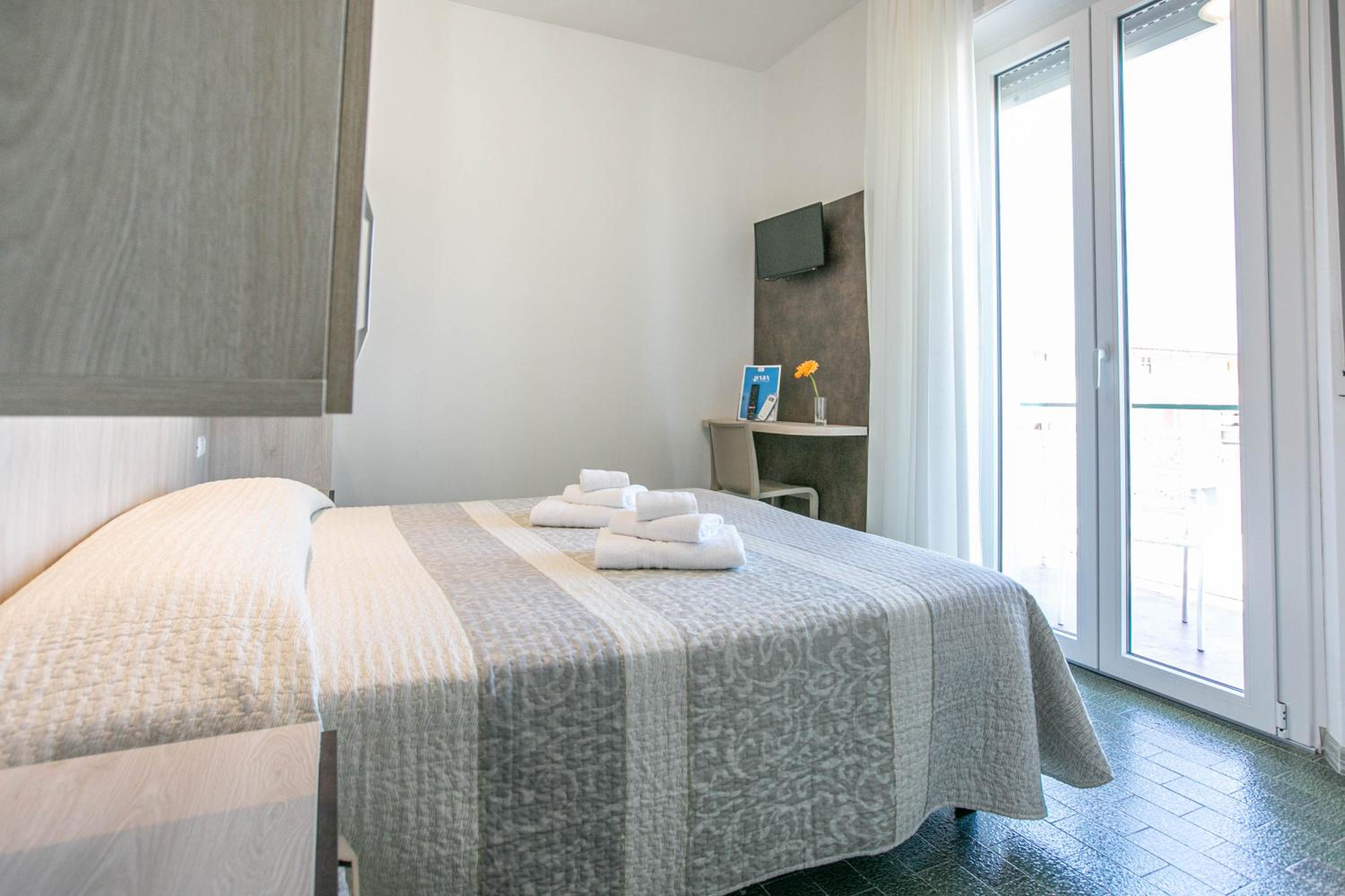 Deluxe Double Room with Balcony - Photo 17