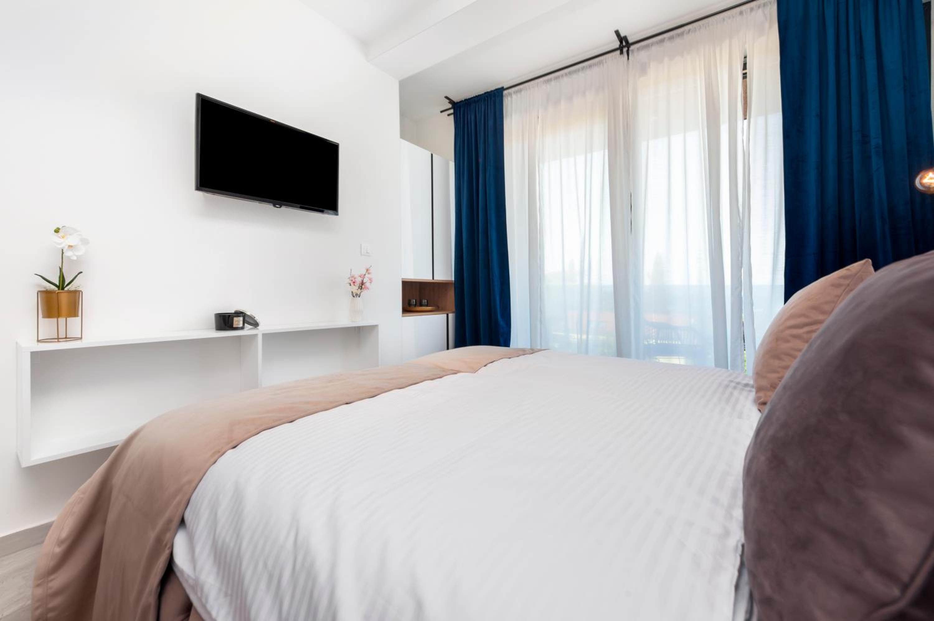 Deluxe Double Room with Balcony and Sea View - Photo 5