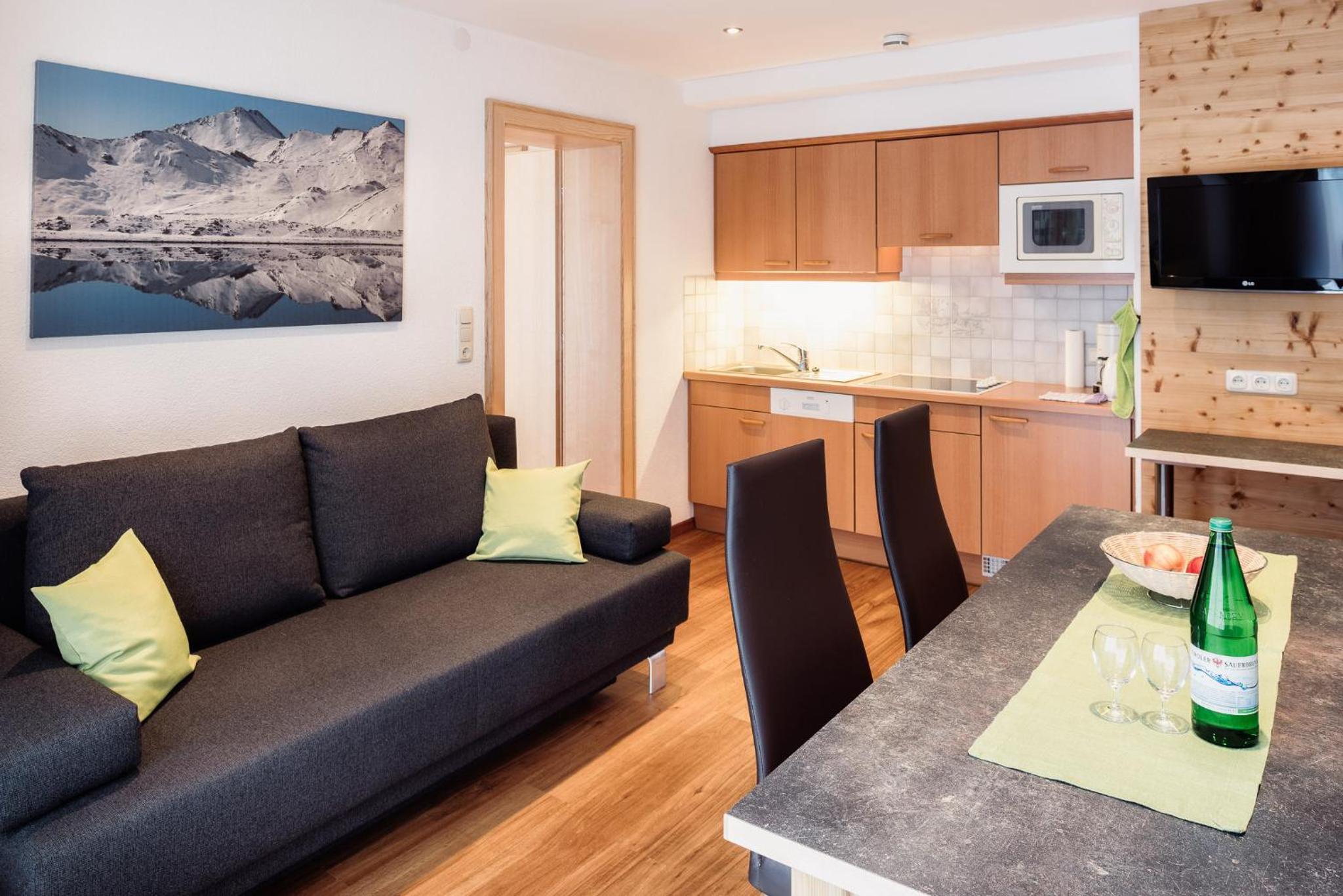Two-Bedroom Apartment with Balcony photo 2