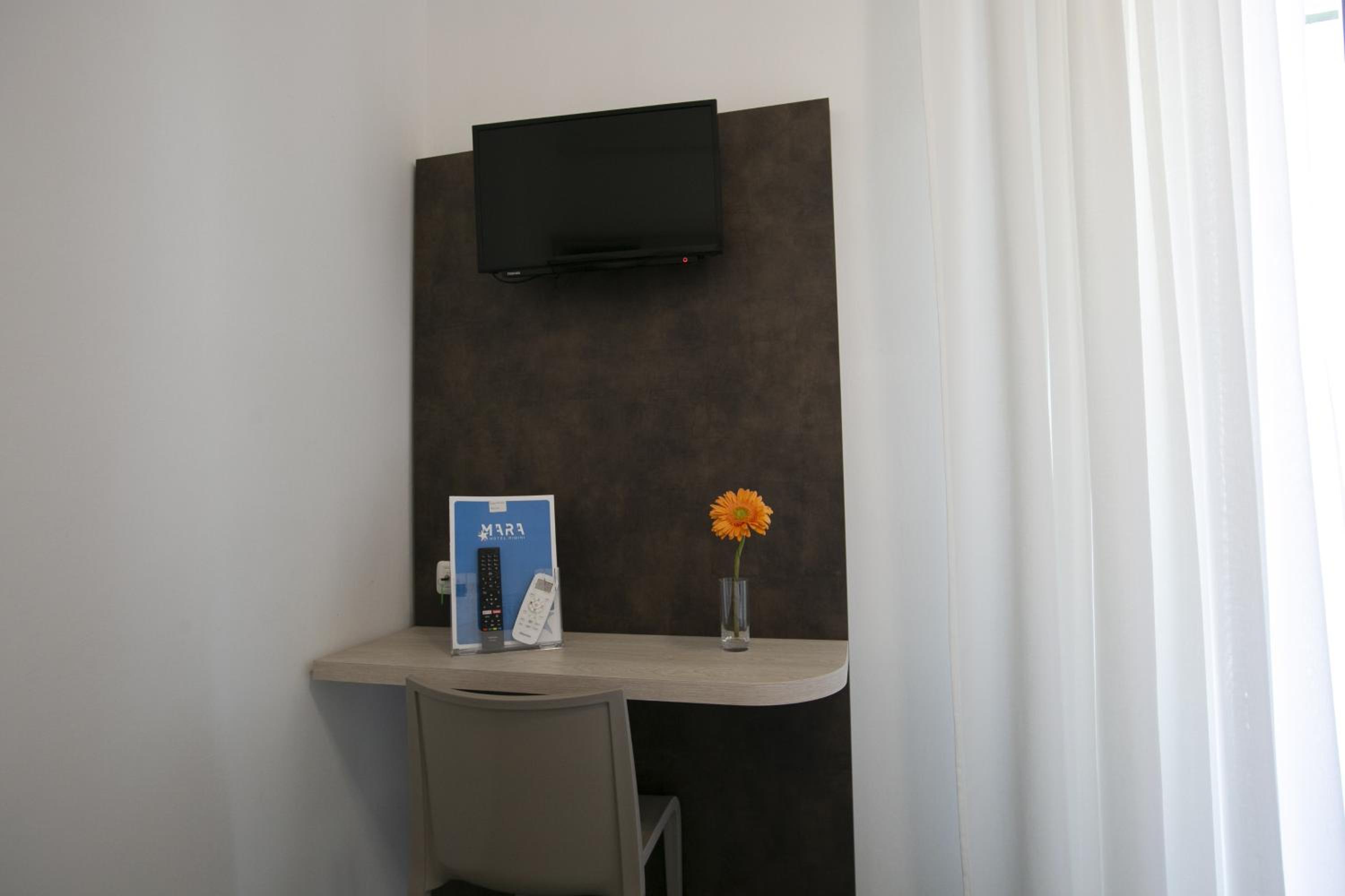 Deluxe Double Room with Balcony - Photo 12