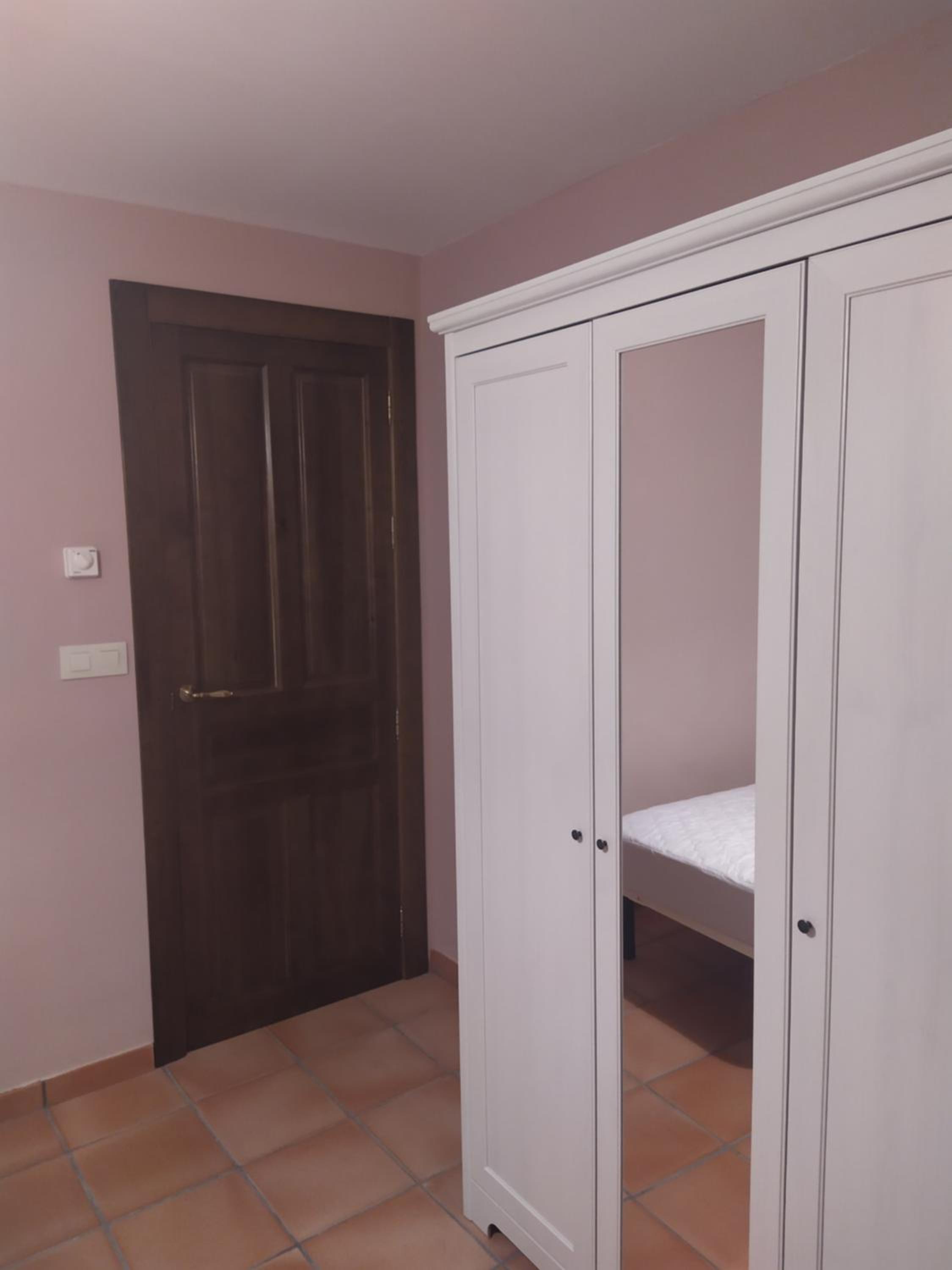 Twin Room - Photo 11