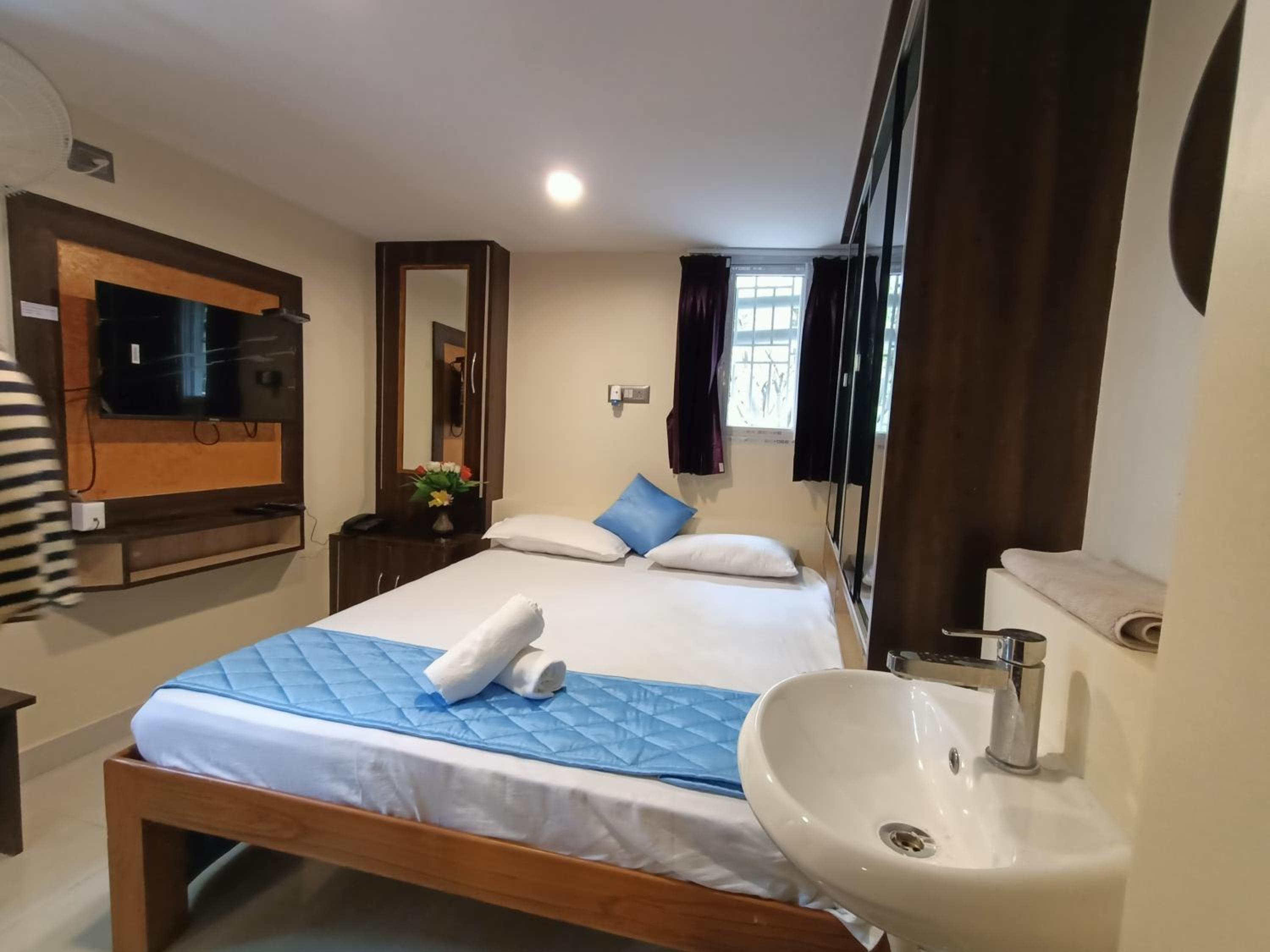 Deluxe Family Suite - Photo 23