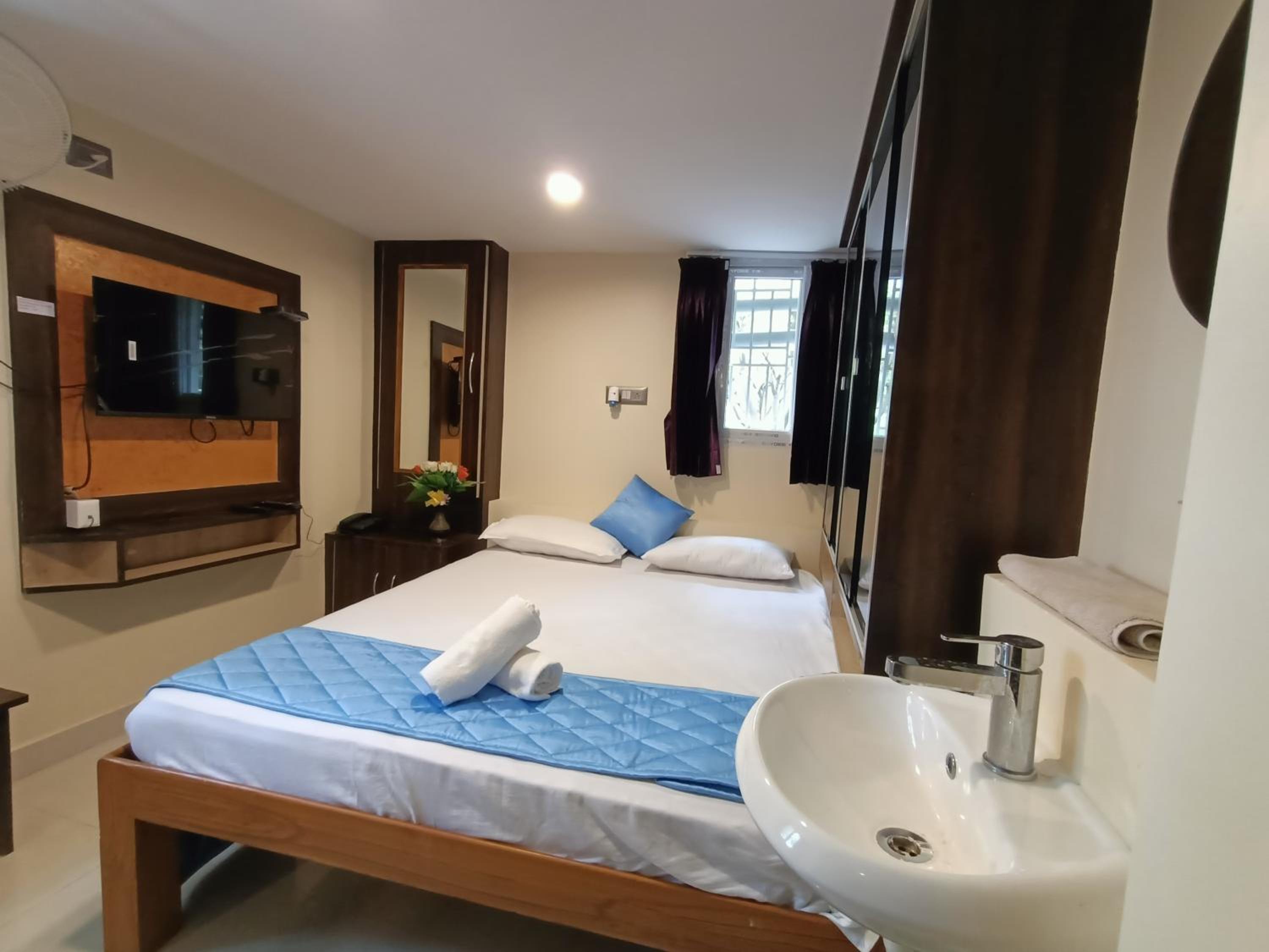 Small Double Room - Photo 9