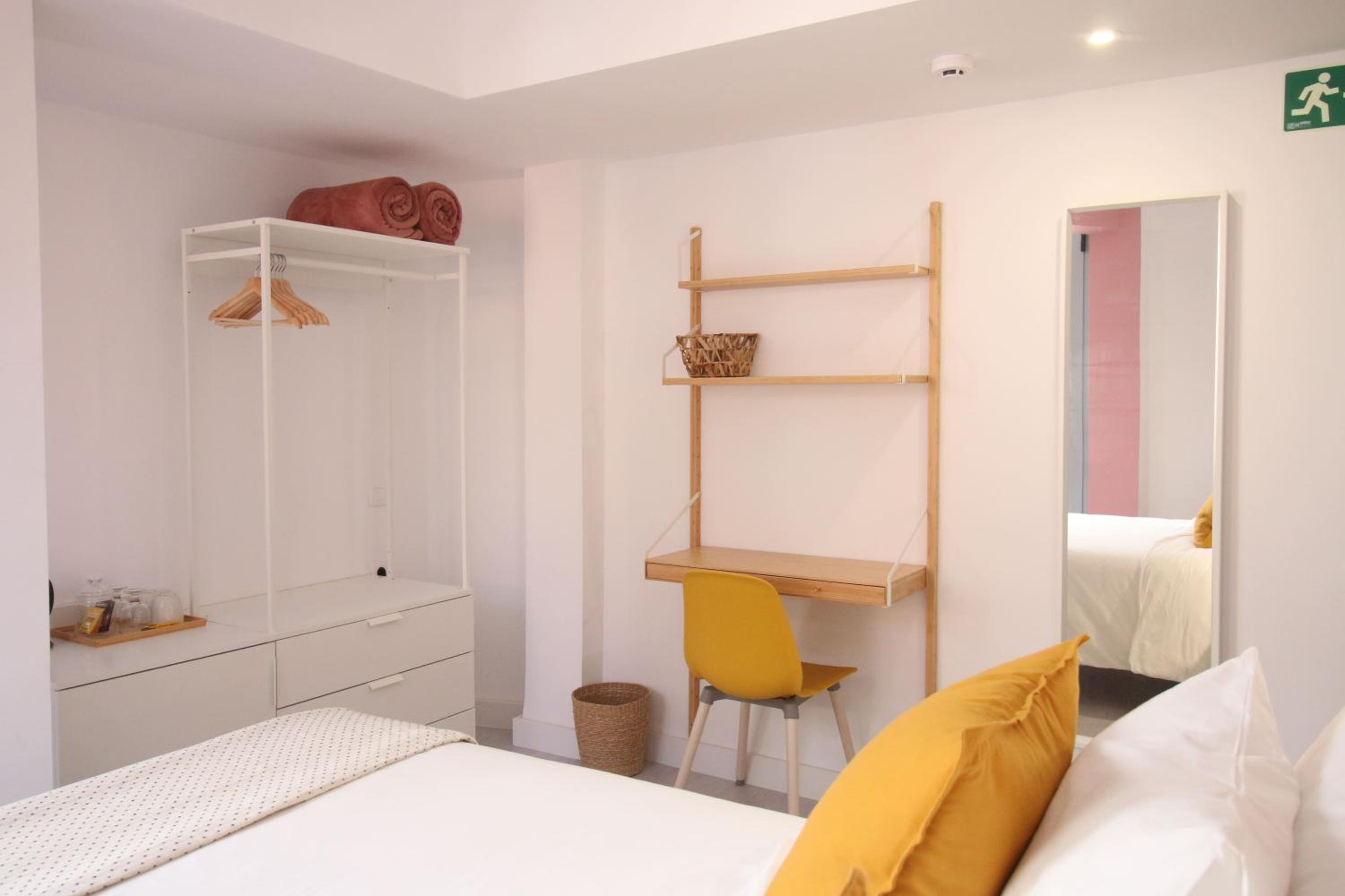 Double Room with Balcony - Photo 4