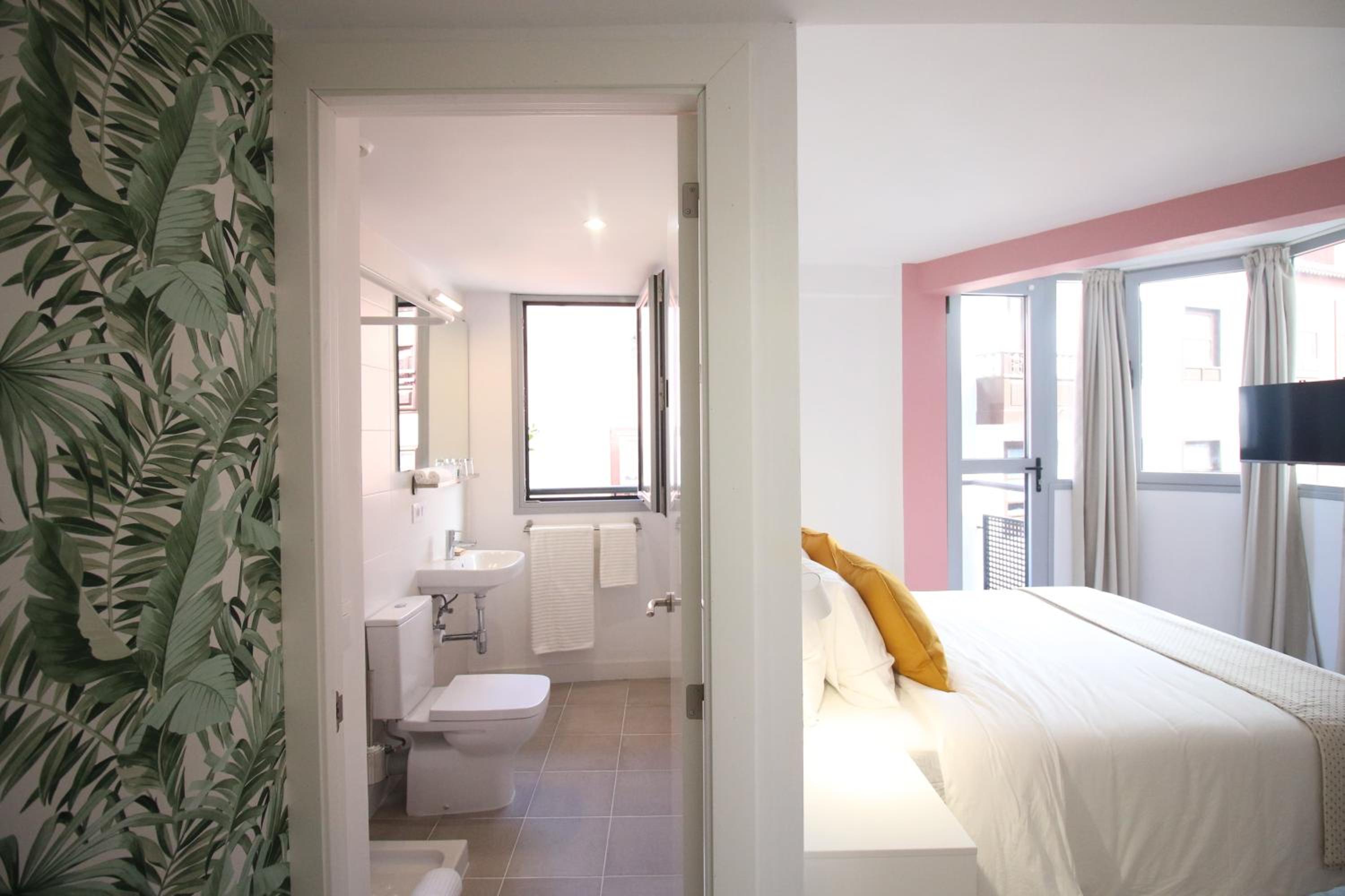 Double Room with Balcony - Photo 5