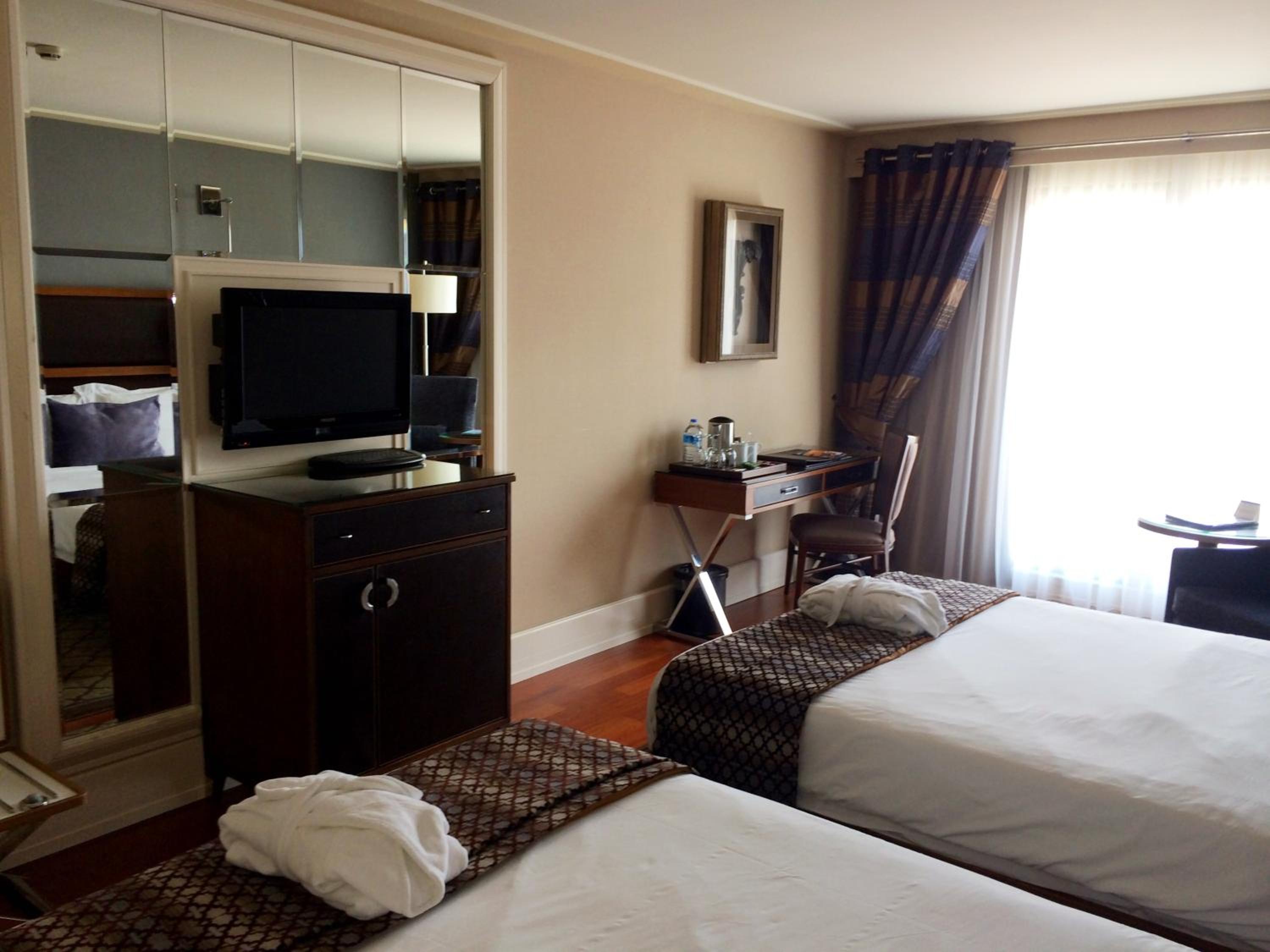 Superior Double or Twin Room thumbnail 6