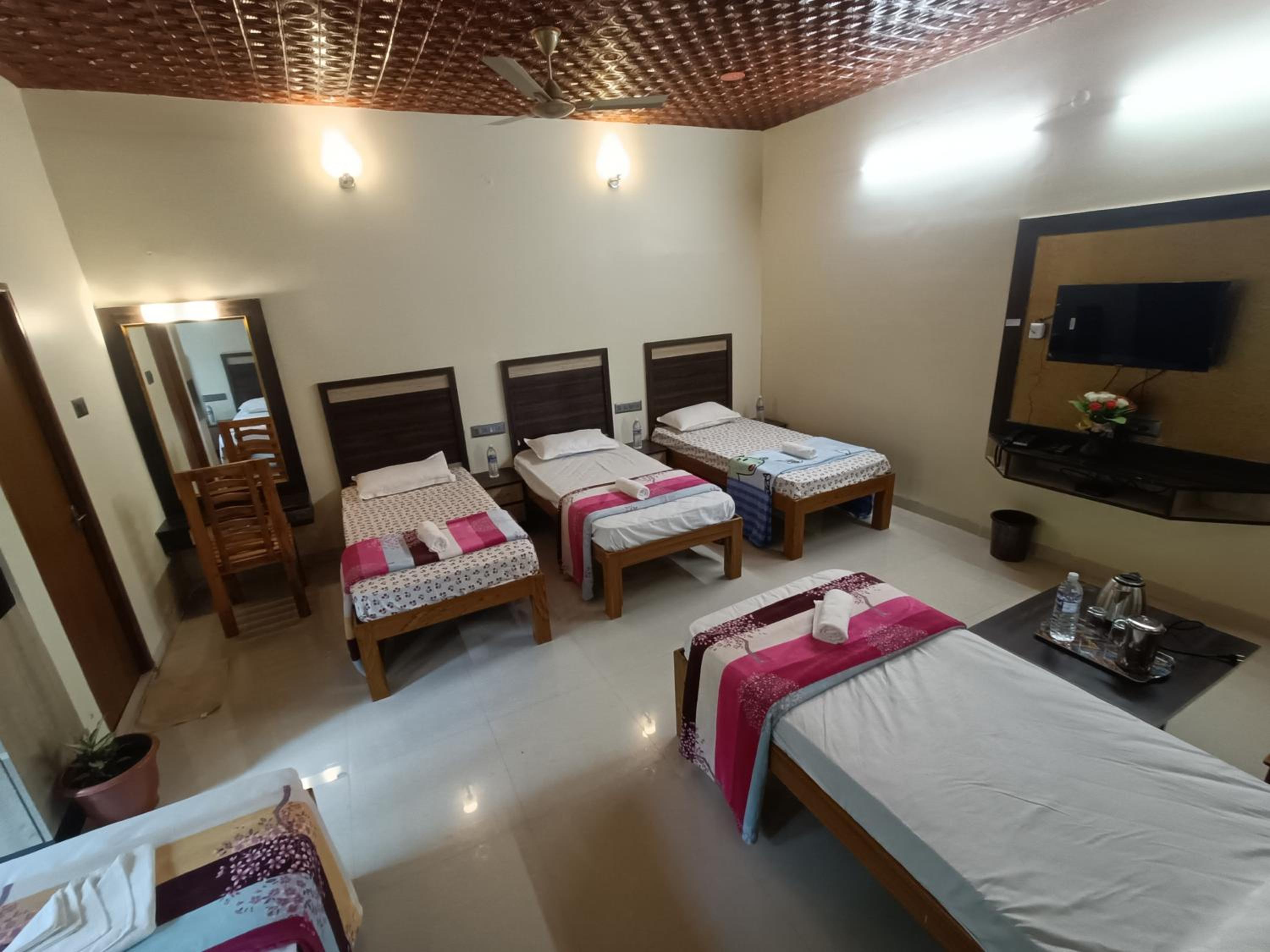Deluxe Family Suite - Photo 25
