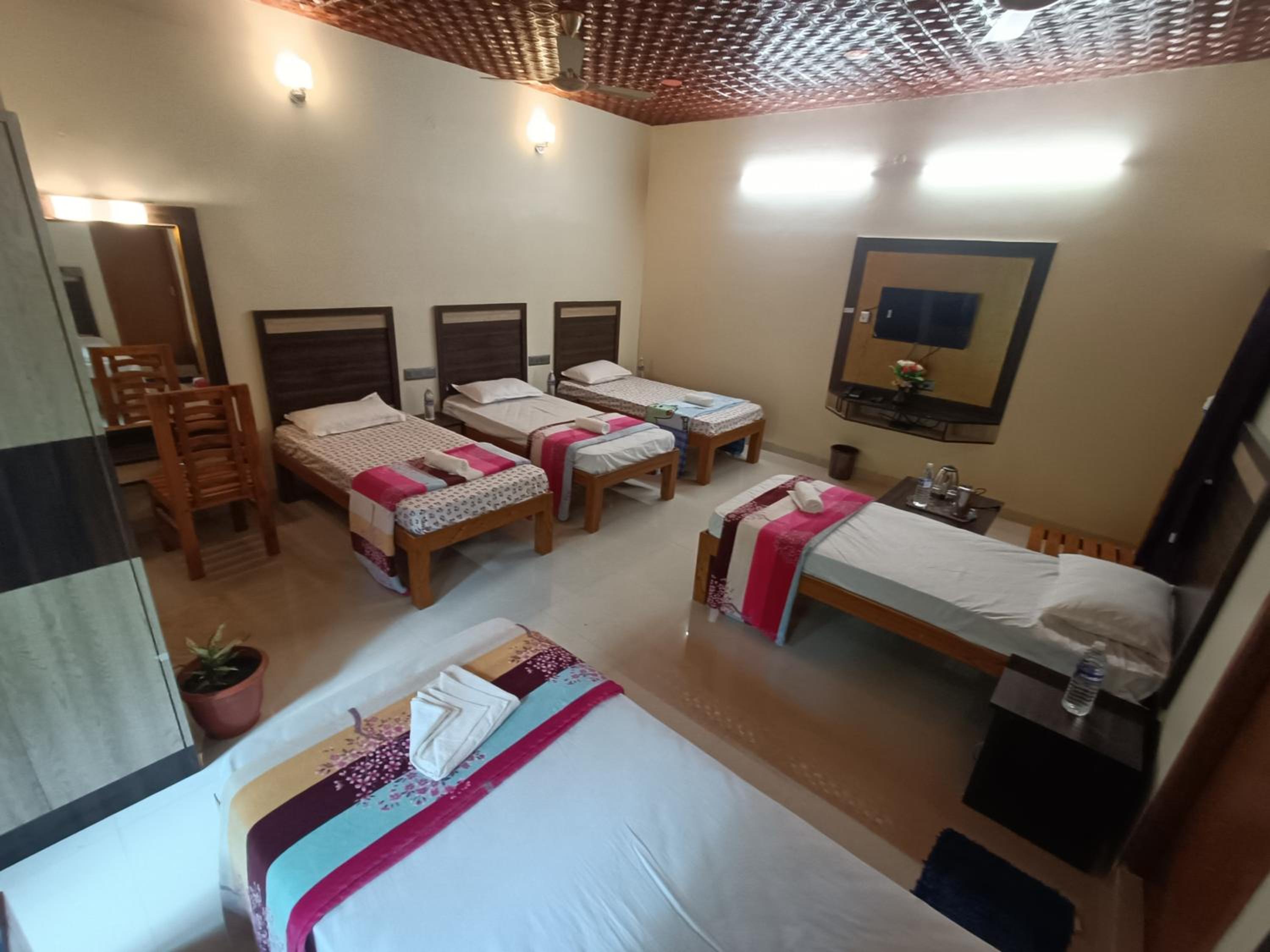 Deluxe Family Suite - Photo 26