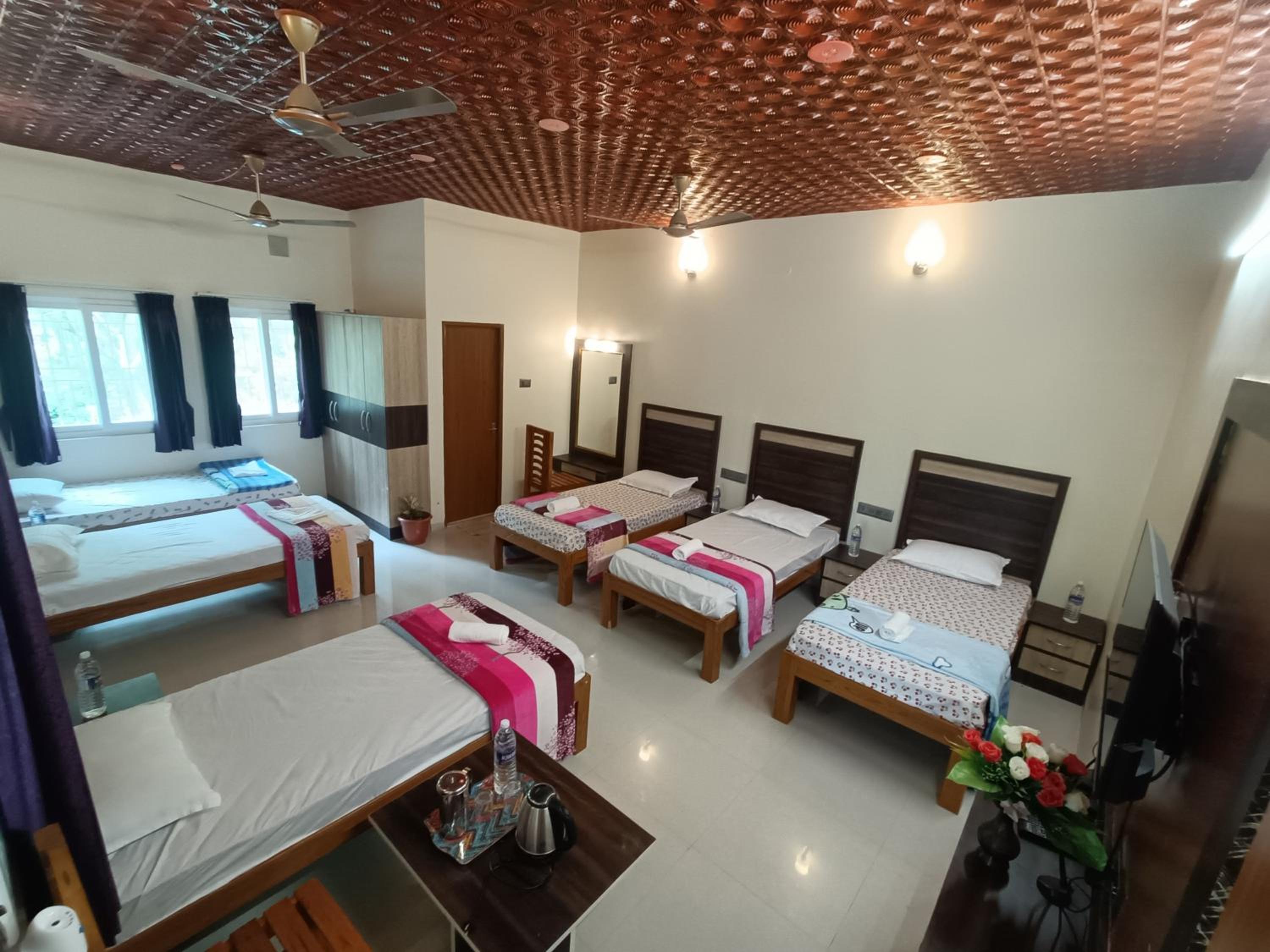 Deluxe Family Suite - Photo 21