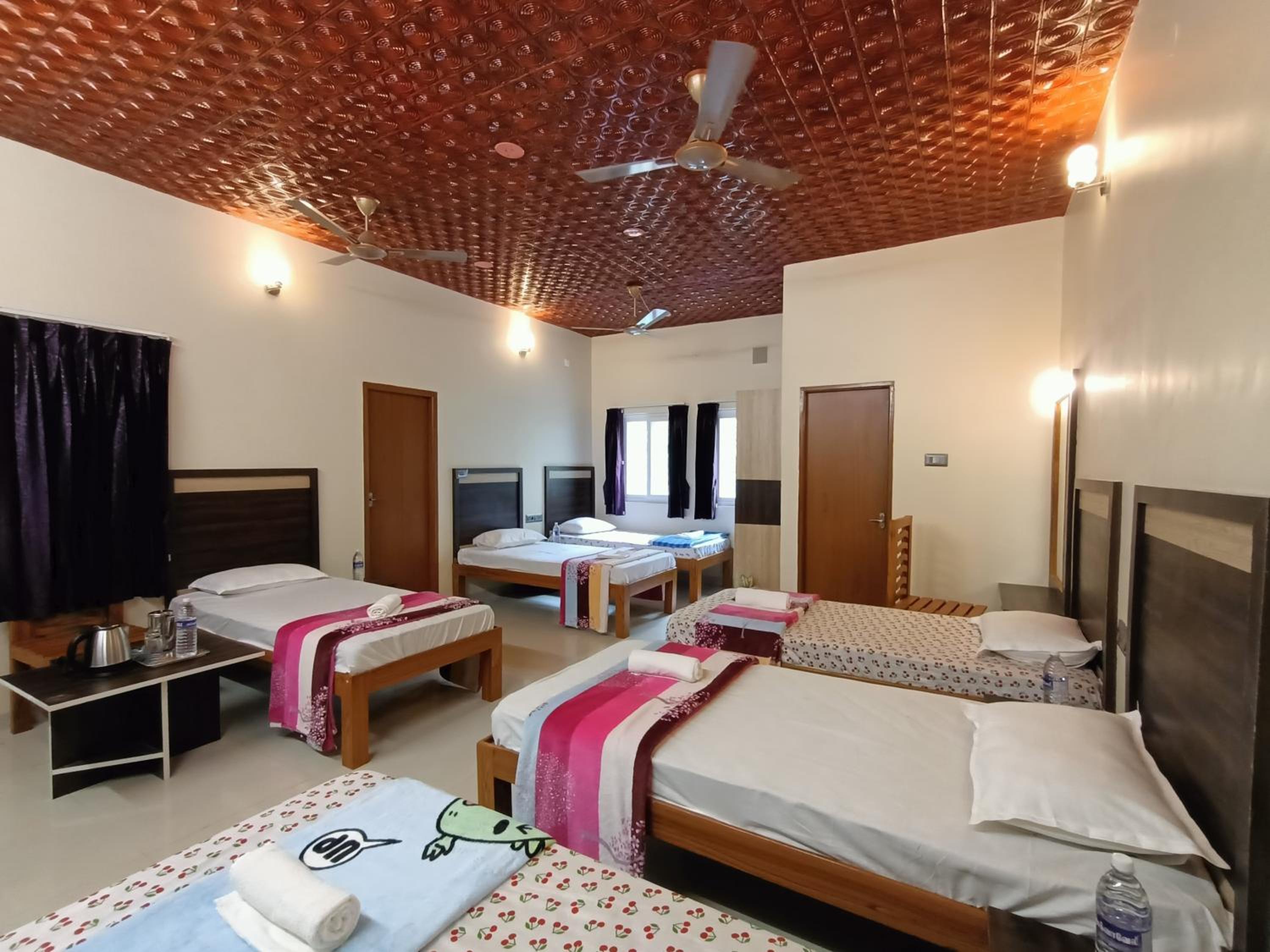 Deluxe Family Suite - Photo 22