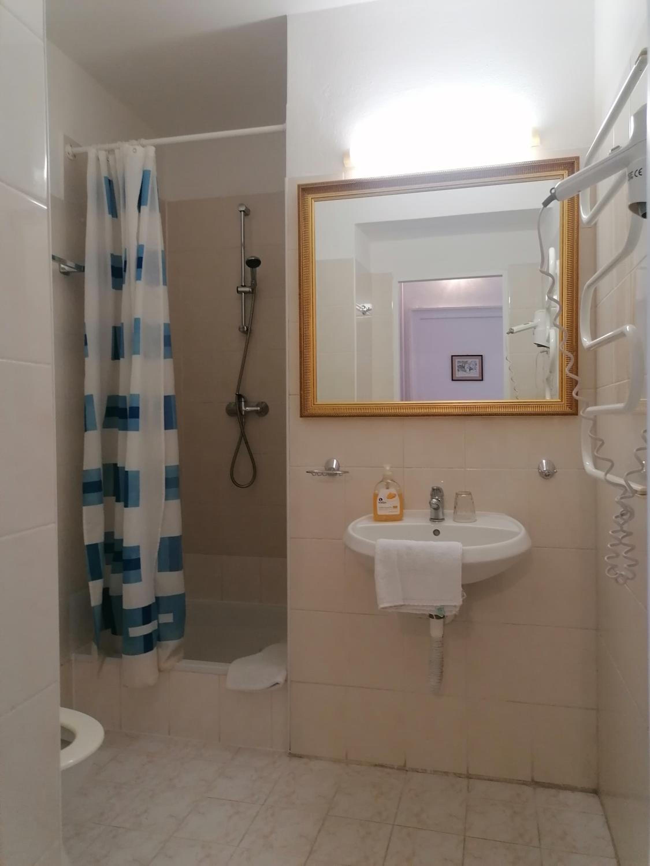 Superior Quadruple Room - Photo 18