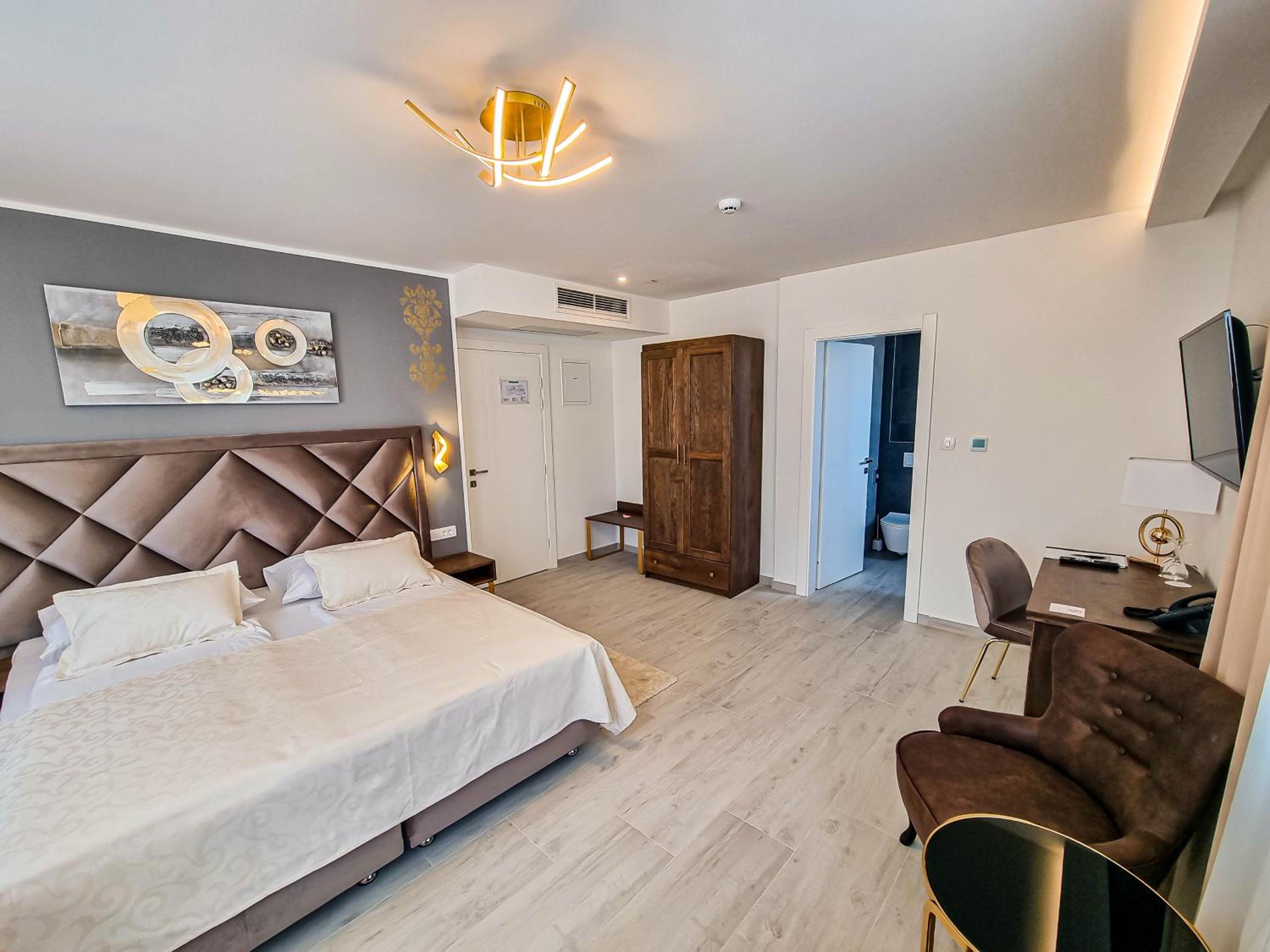 Deluxe Double Room with Balcony and Sea View - Photo 10
