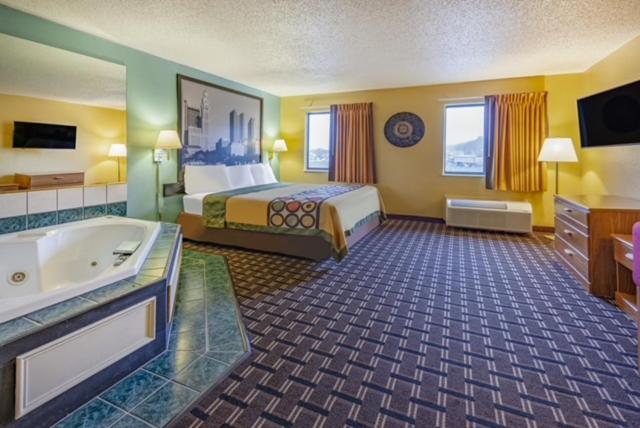 King Studio Suite with Jacuzzi Tub, Non-Smoking - Photo 4