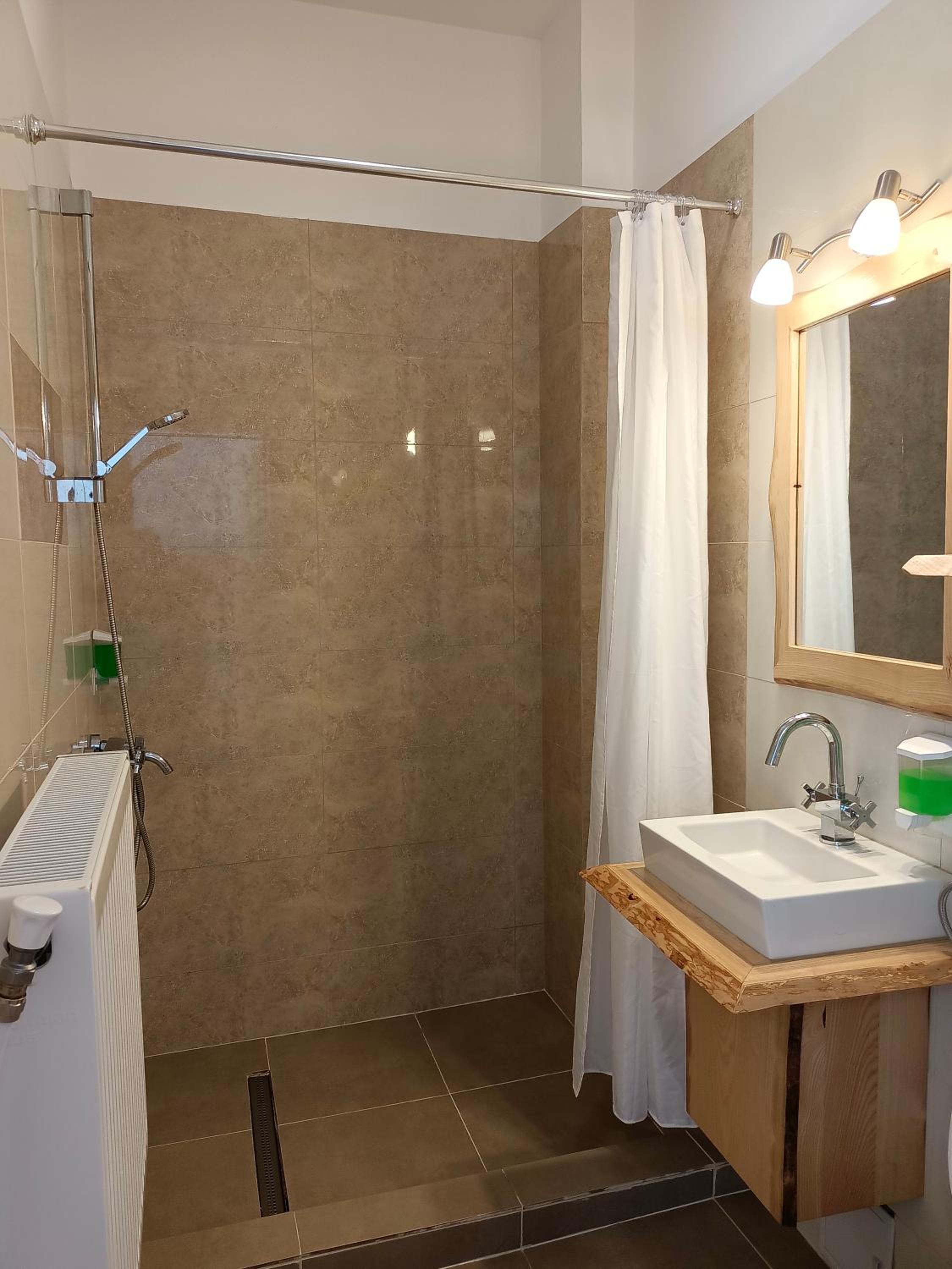 Twin Room - Photo 6