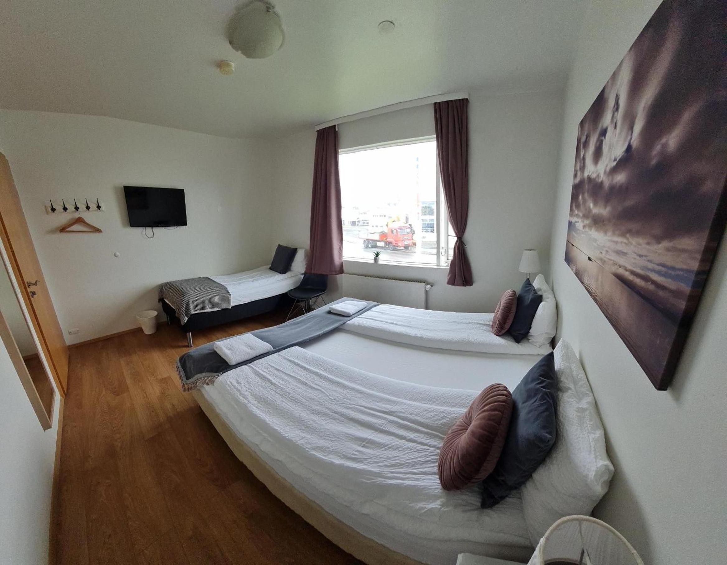 Basic Triple Room with Shared Bathroom photo 2