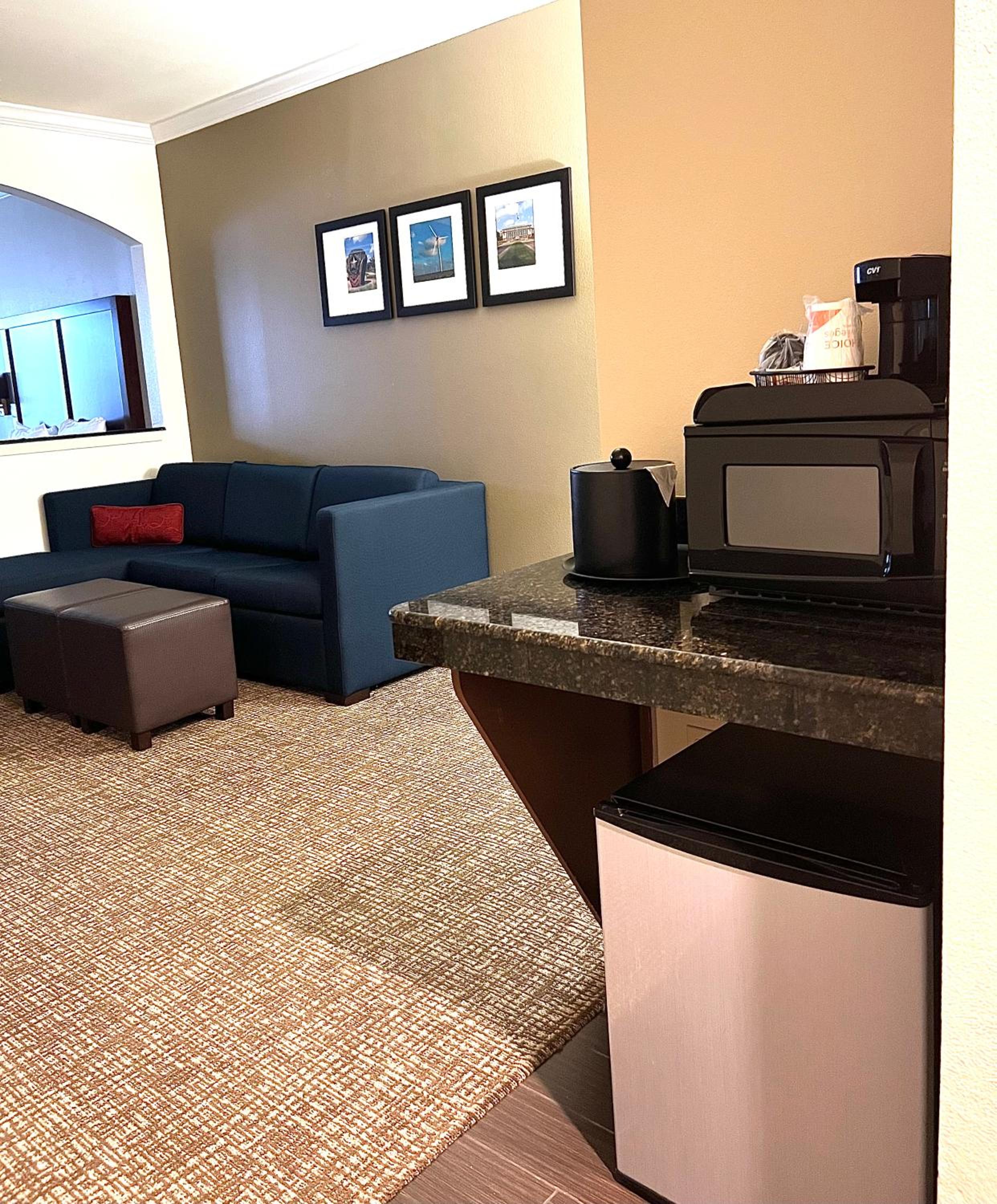 Queen Suite with Sofa Bed - Mobility Accessible/Non-Smoking - Photo 3