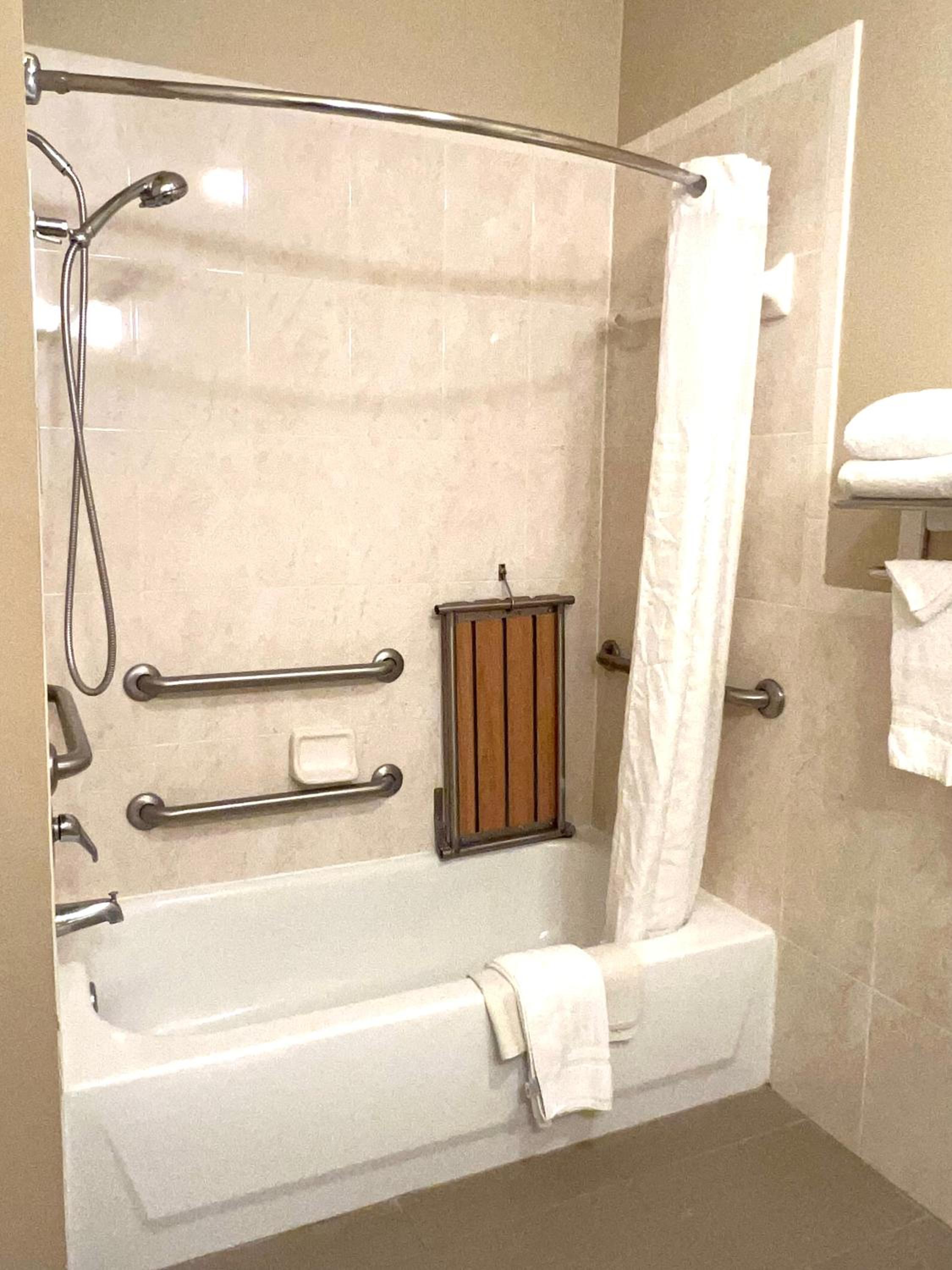Queen Suite with Sofa Bed - Mobility Accessible/Non-Smoking - Photo 4