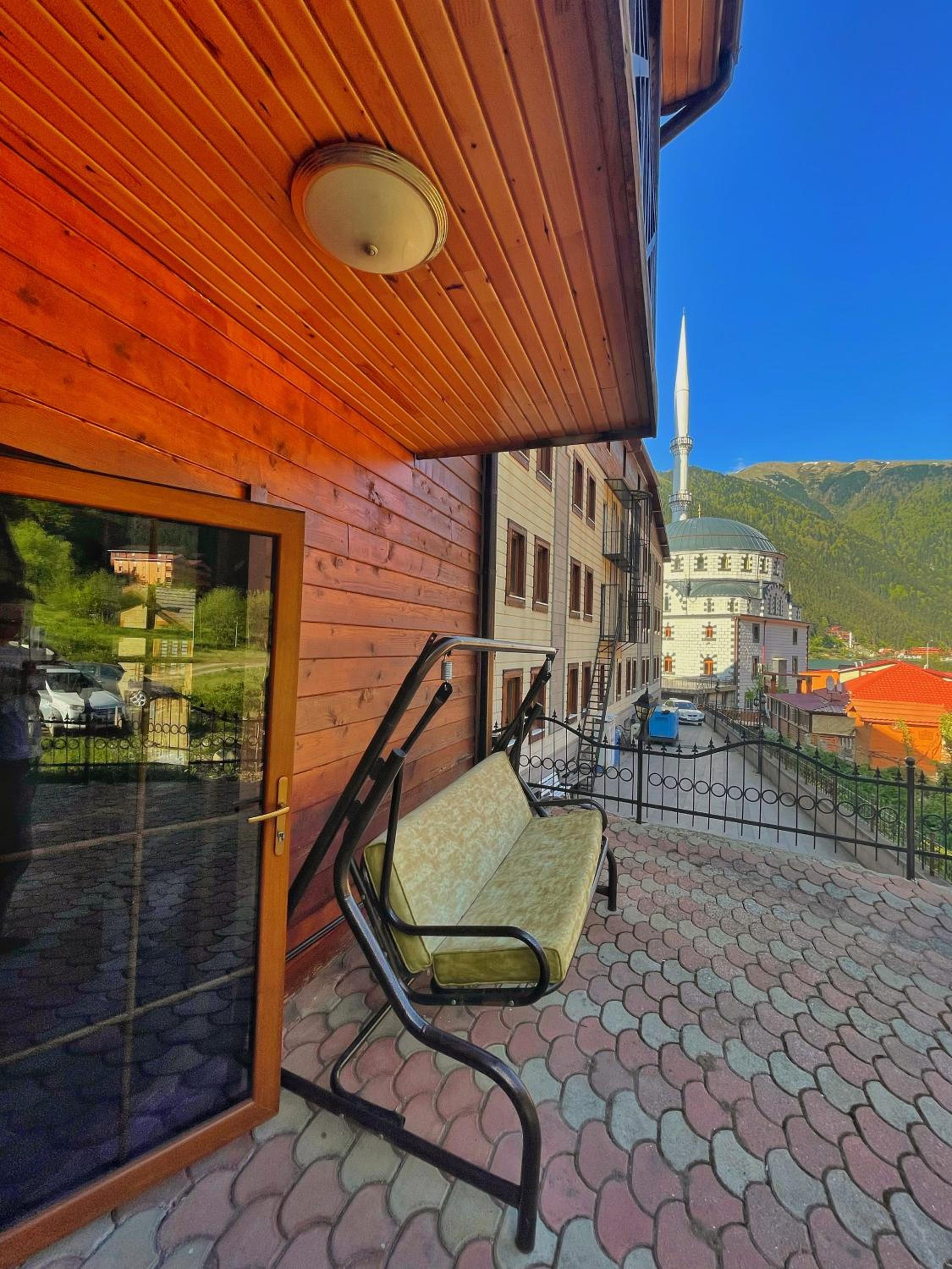 One-Bedroom Apartment with Private Patio and Mountain View - Photo 2