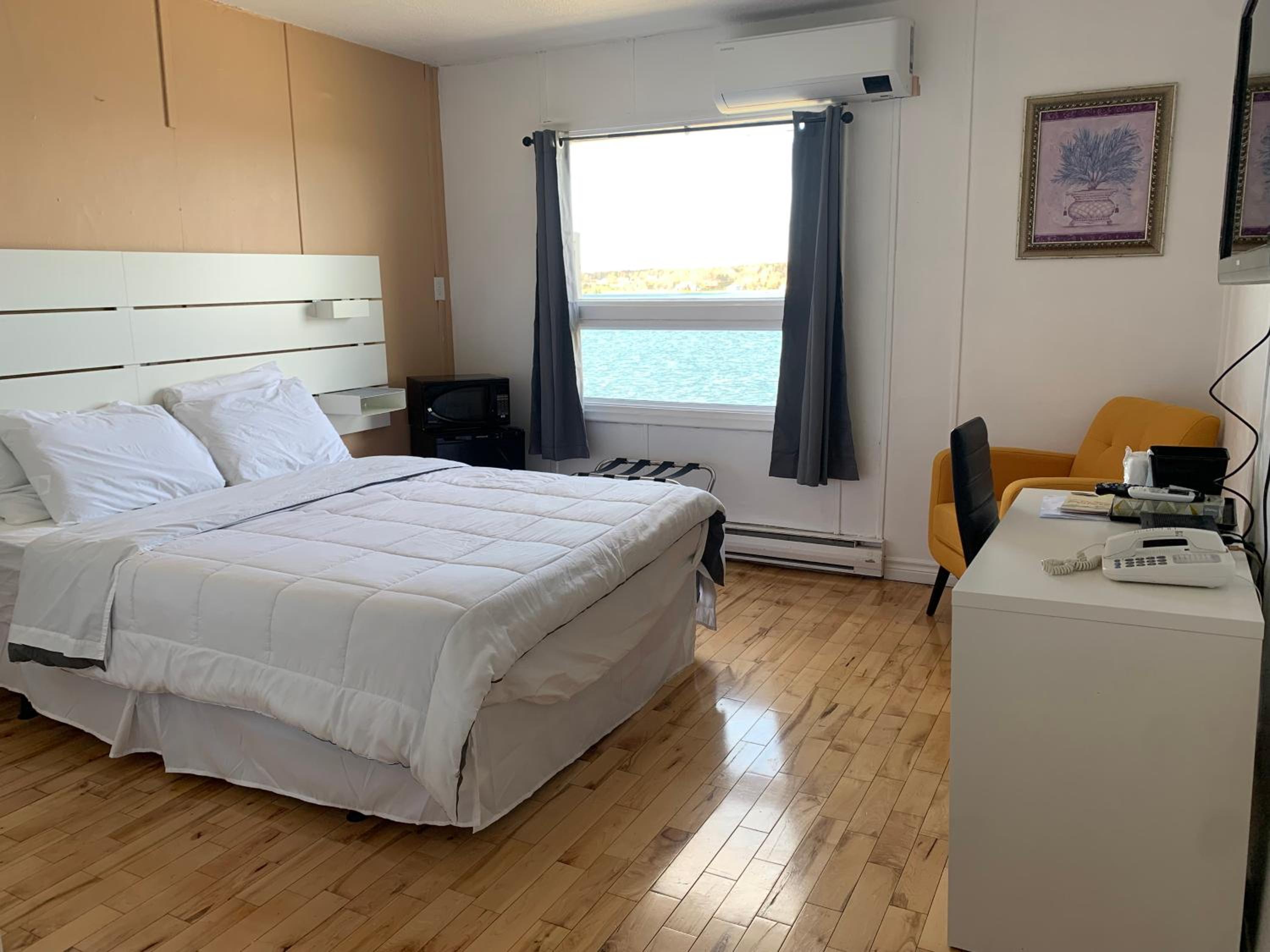 Deluxe Double Room (2 Adults + 1 Child)