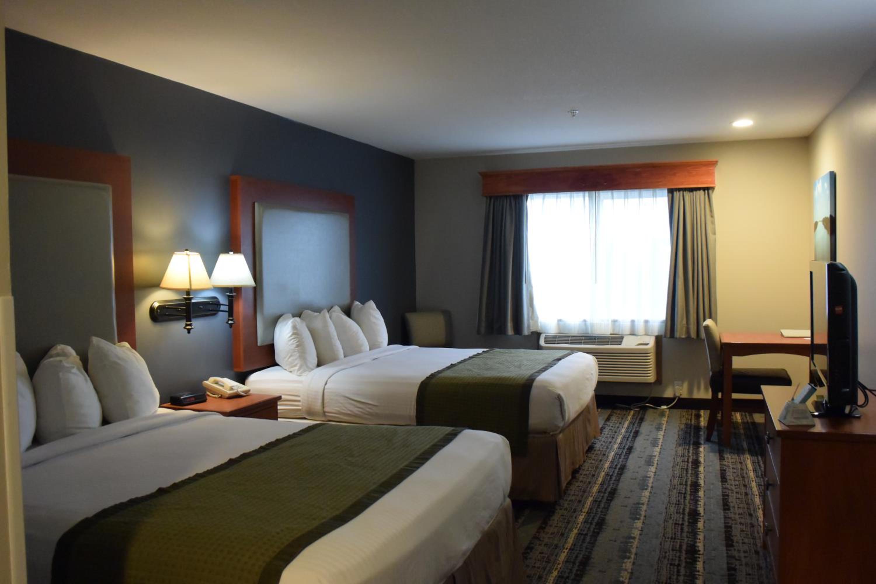 Queen Room with Two Queen Beds photo 2